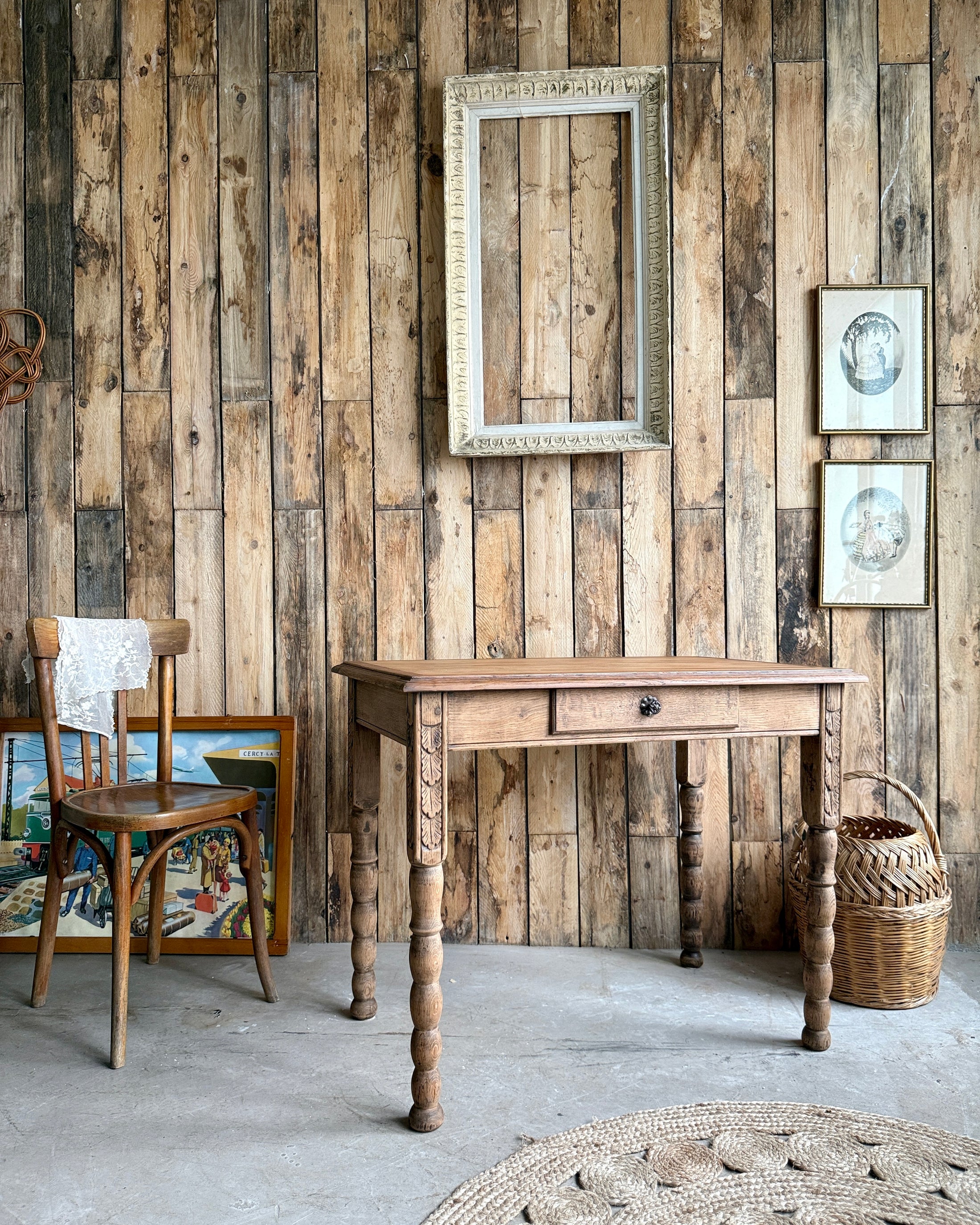Table ancienne aux pieds sculptés et tournés