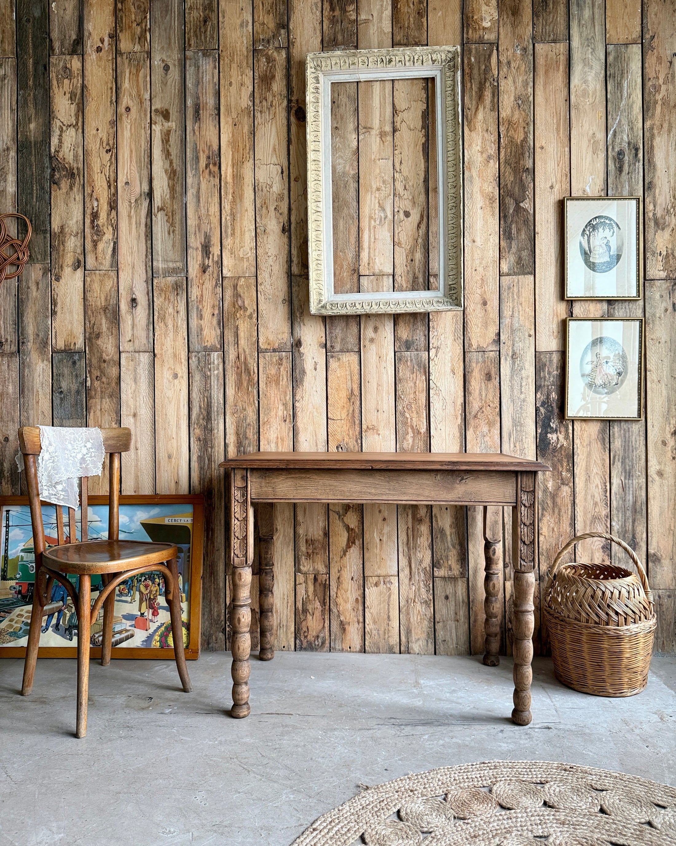 Table ancienne aux pieds sculptés et tournés