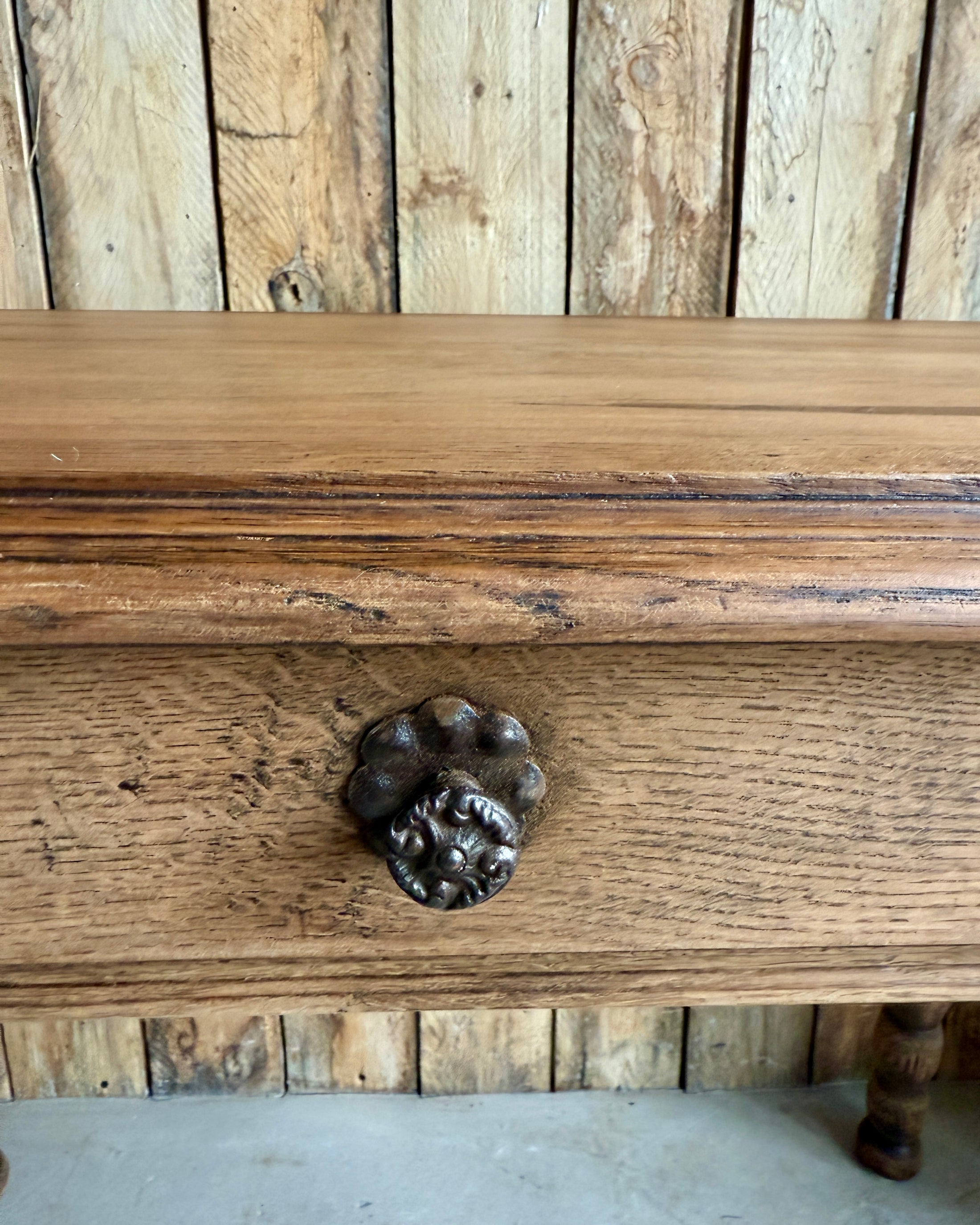 Table ancienne aux pieds sculptés et tournés