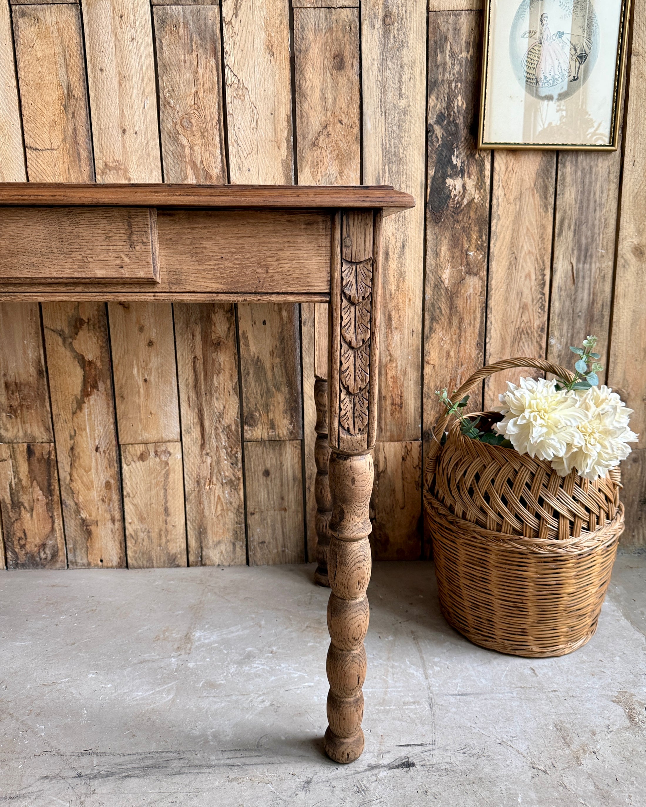 Table ancienne aux pieds sculptés et tournés