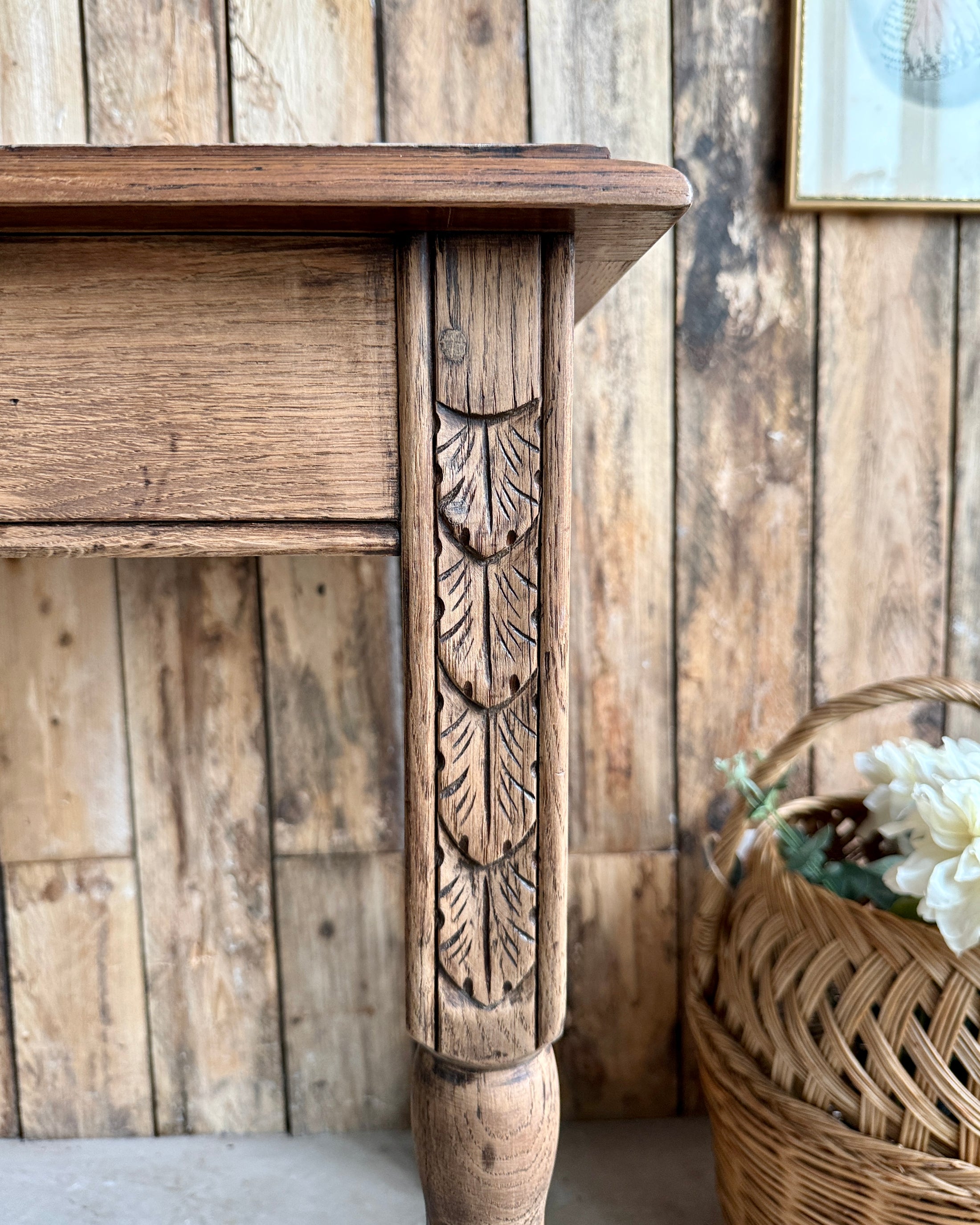 Table ancienne aux pieds sculptés et tournés