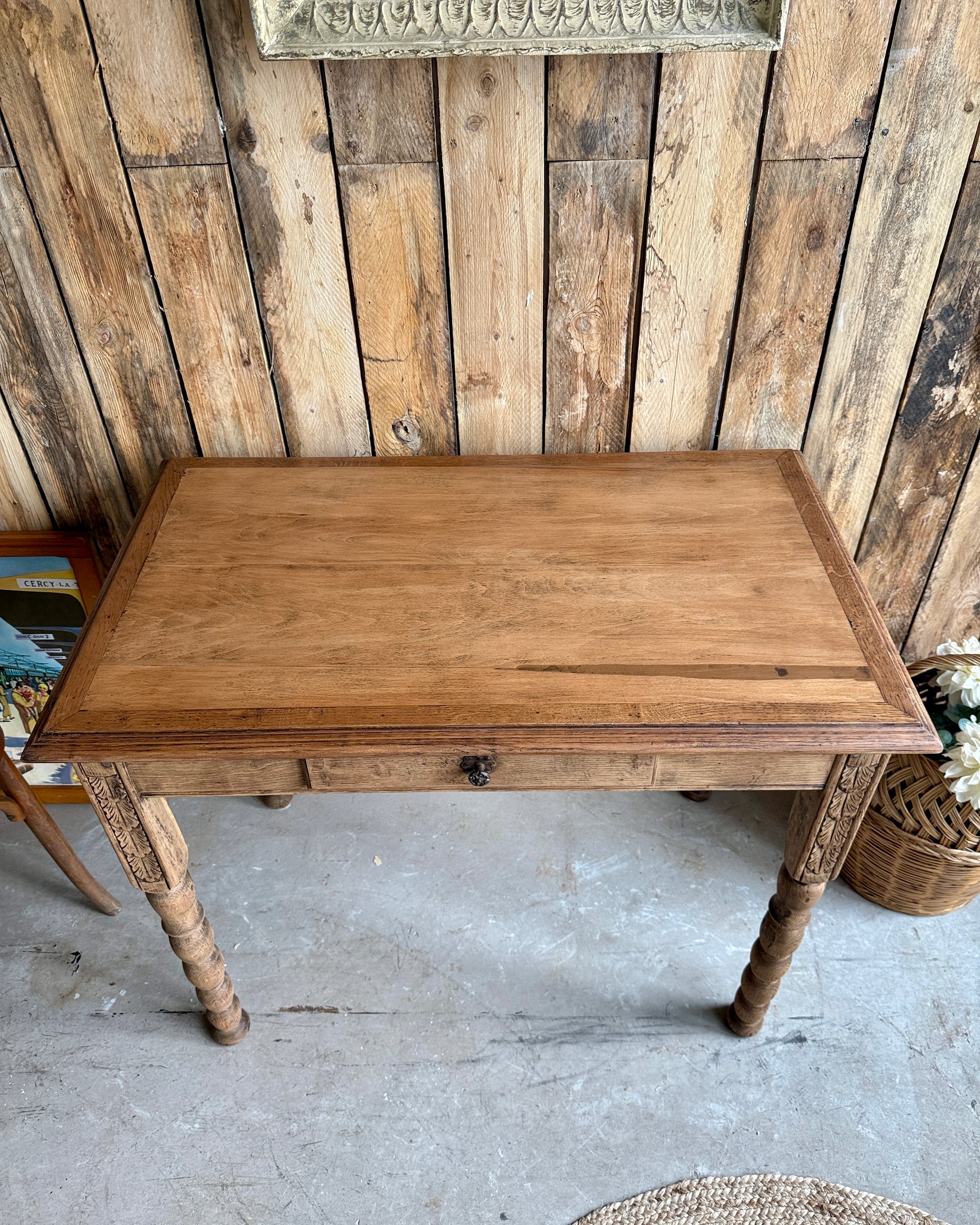 Table ancienne aux pieds sculptés et tournés
