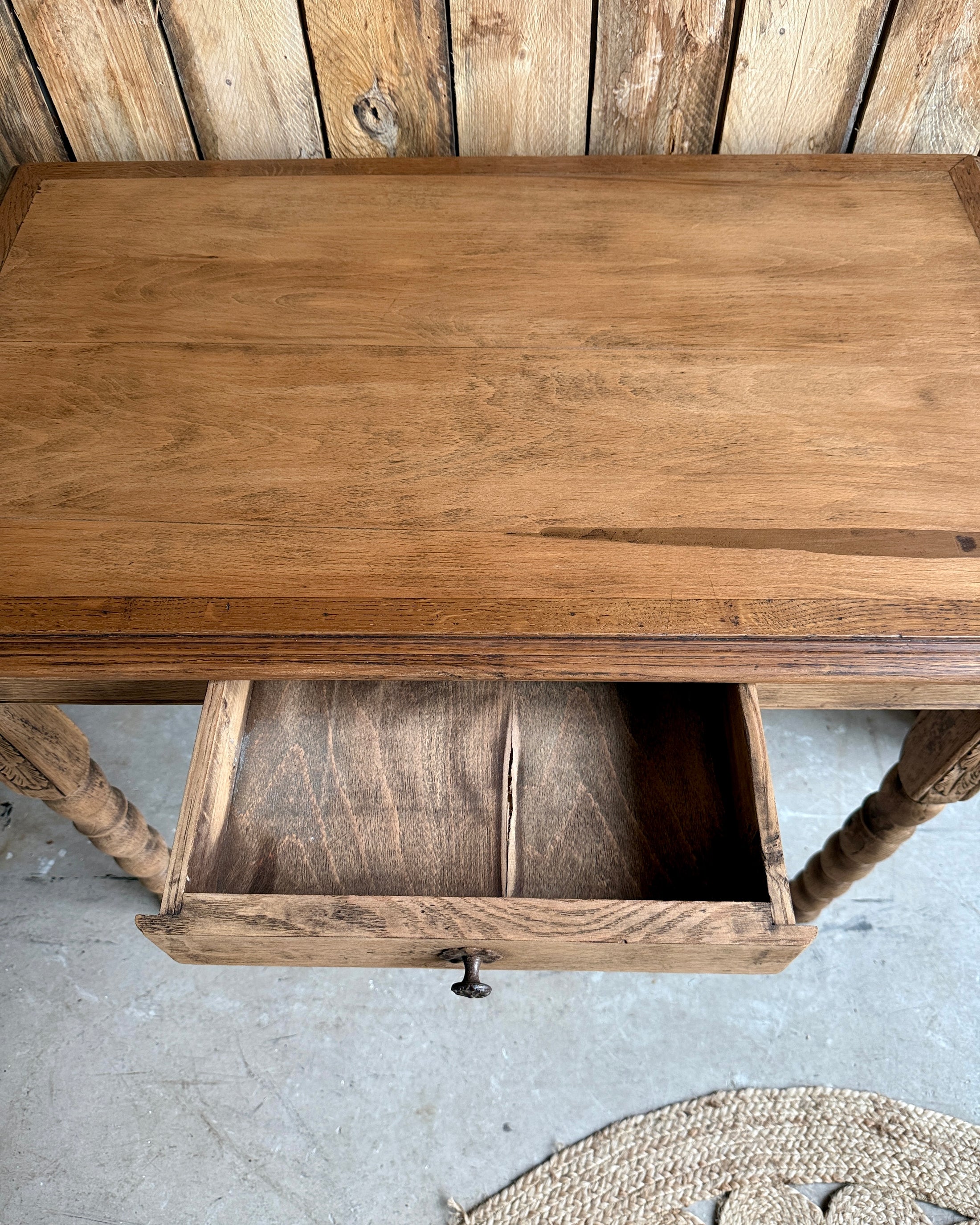 Table ancienne aux pieds sculptés et tournés