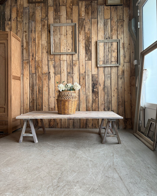Table basse à tréteaux