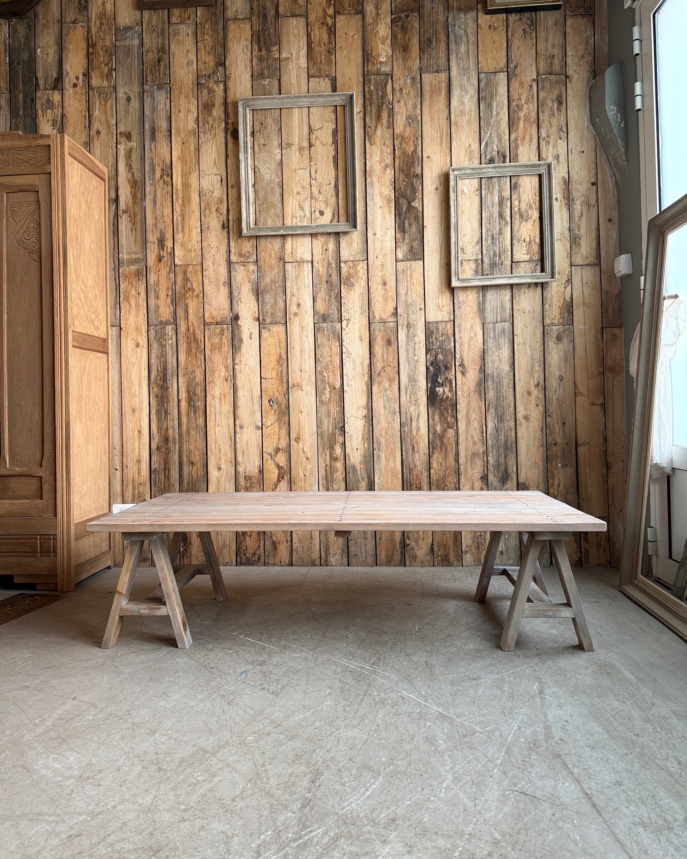 Table basse à tréteaux