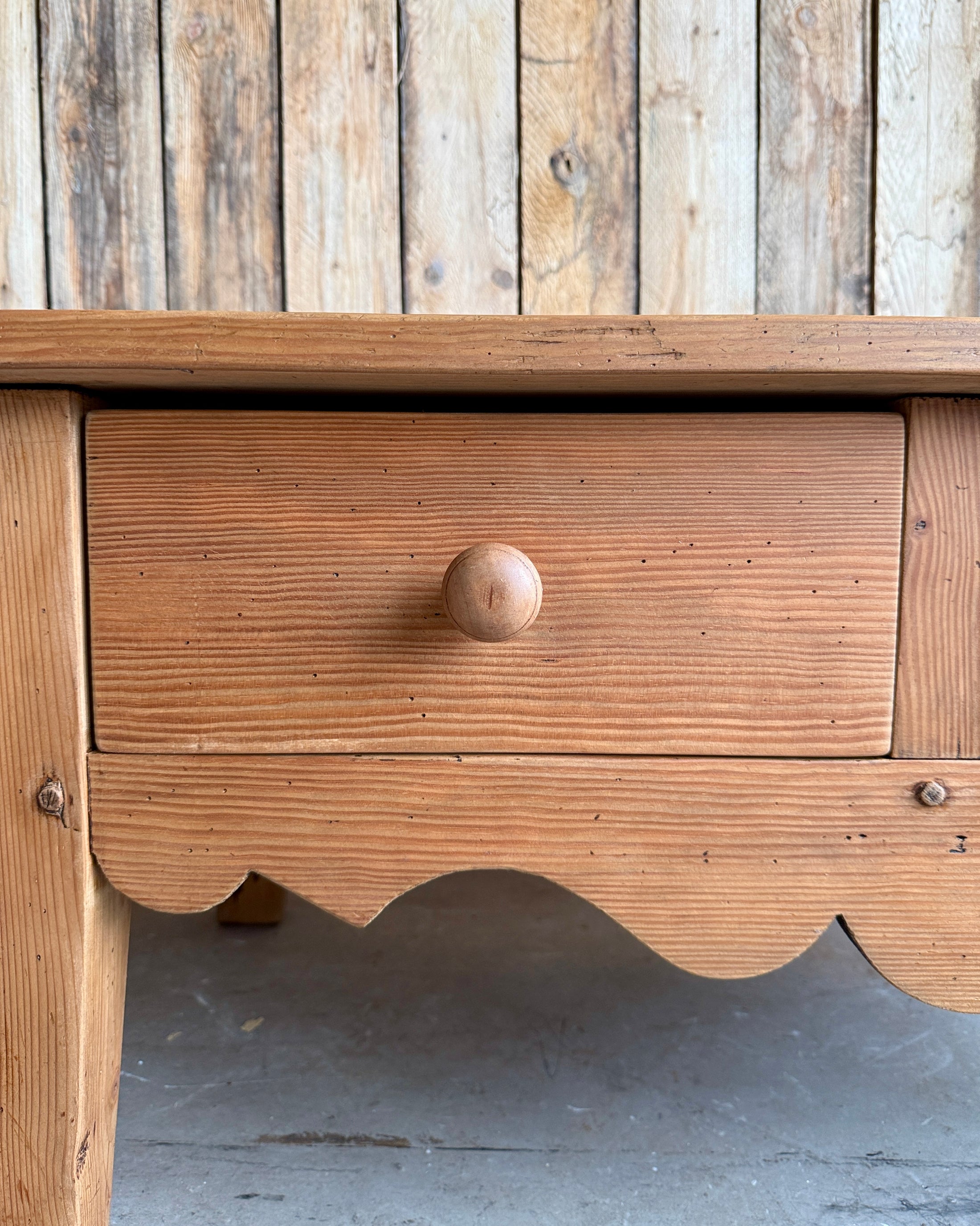Table basse campagne chic en pin
