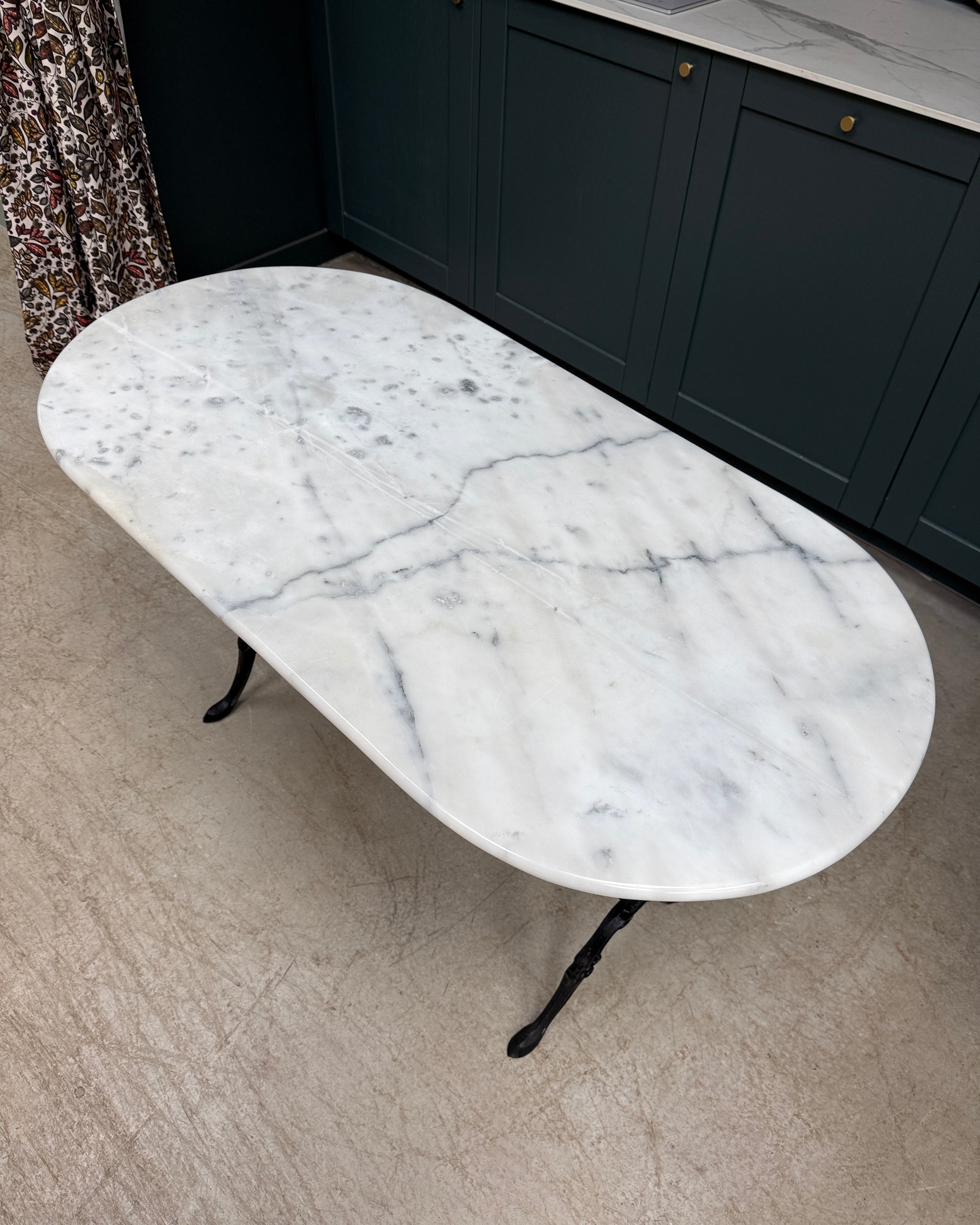 Table bistrot en marbre et fonte