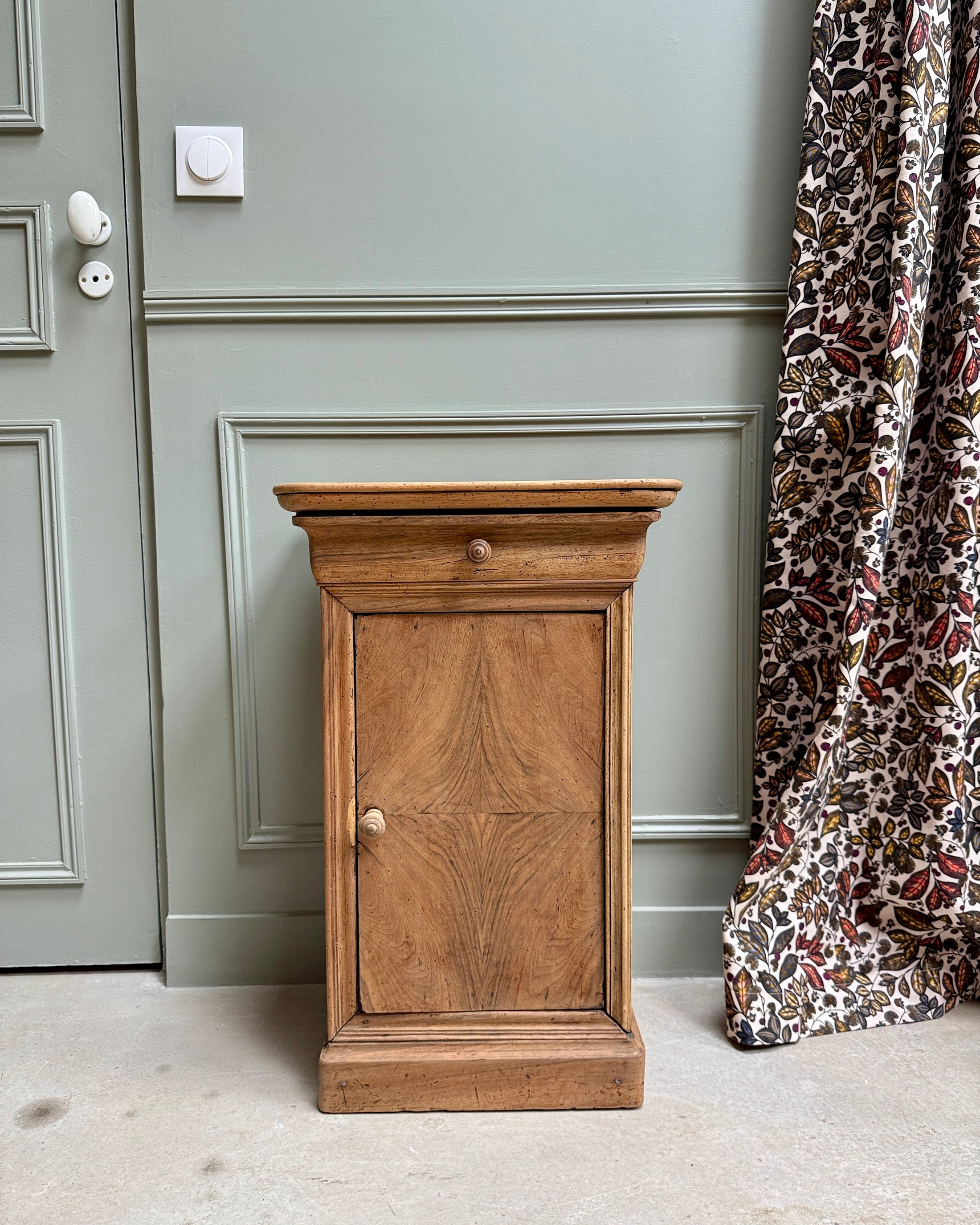 Table de chevet ancienne en noyer