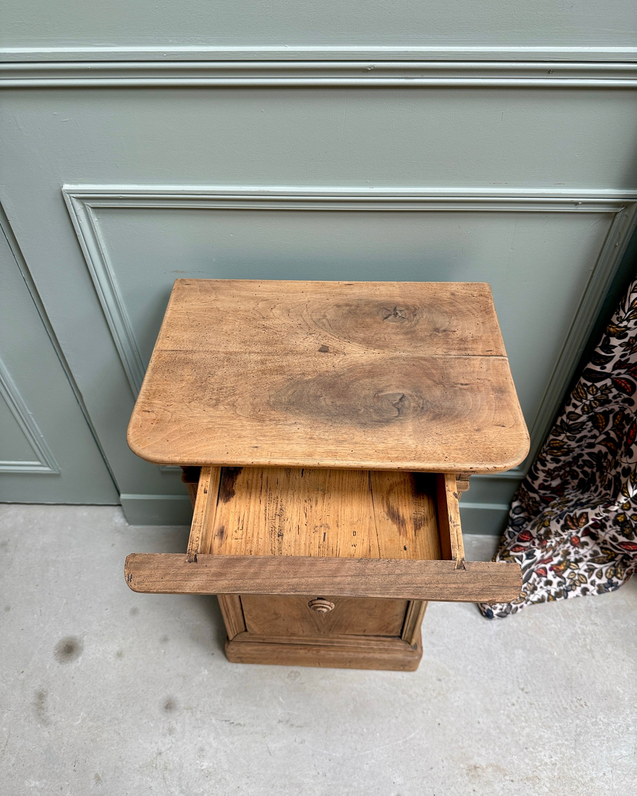 Table de chevet ancienne en noyer