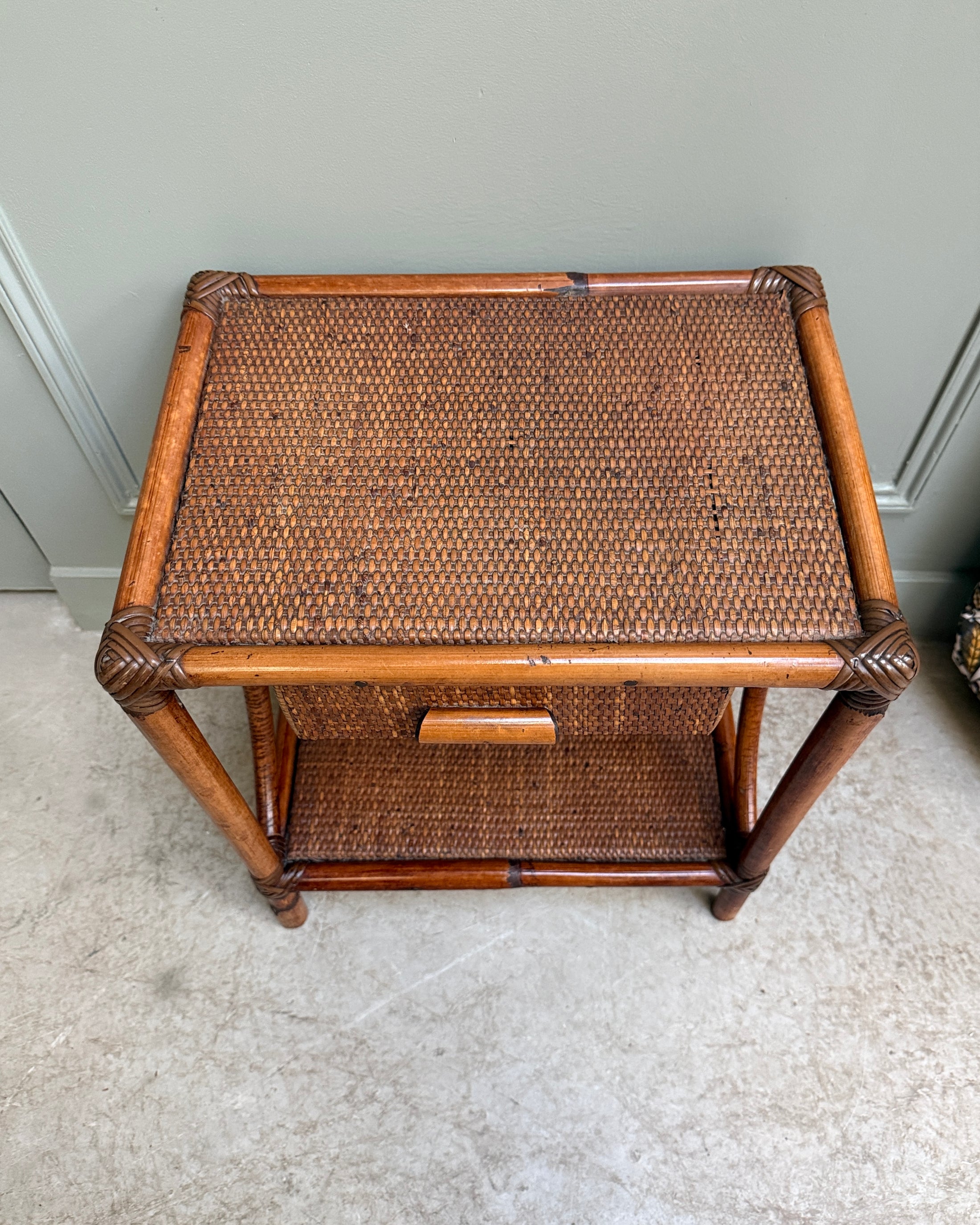 Table de chevet vintage en rotin