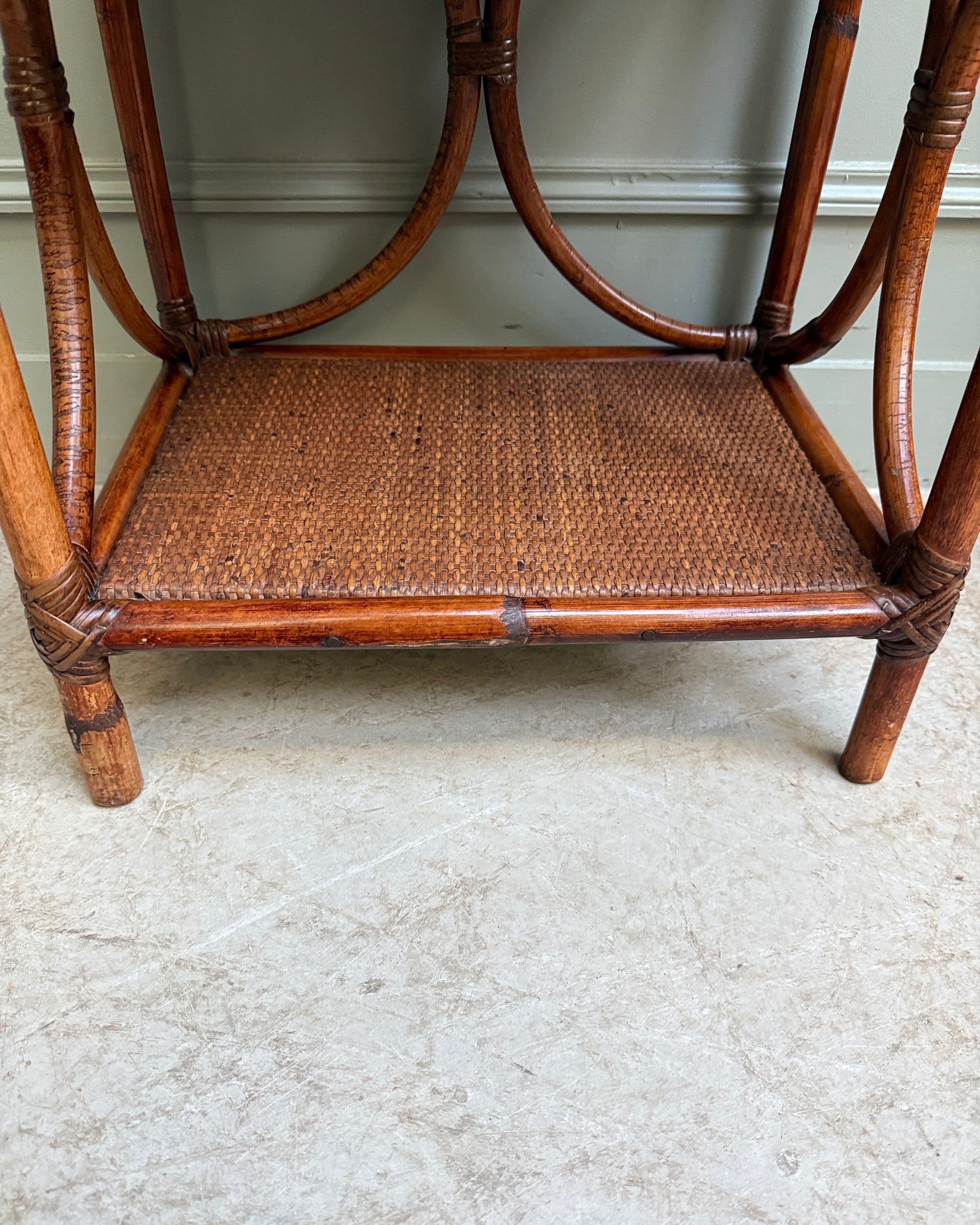 Table de chevet vintage en rotin