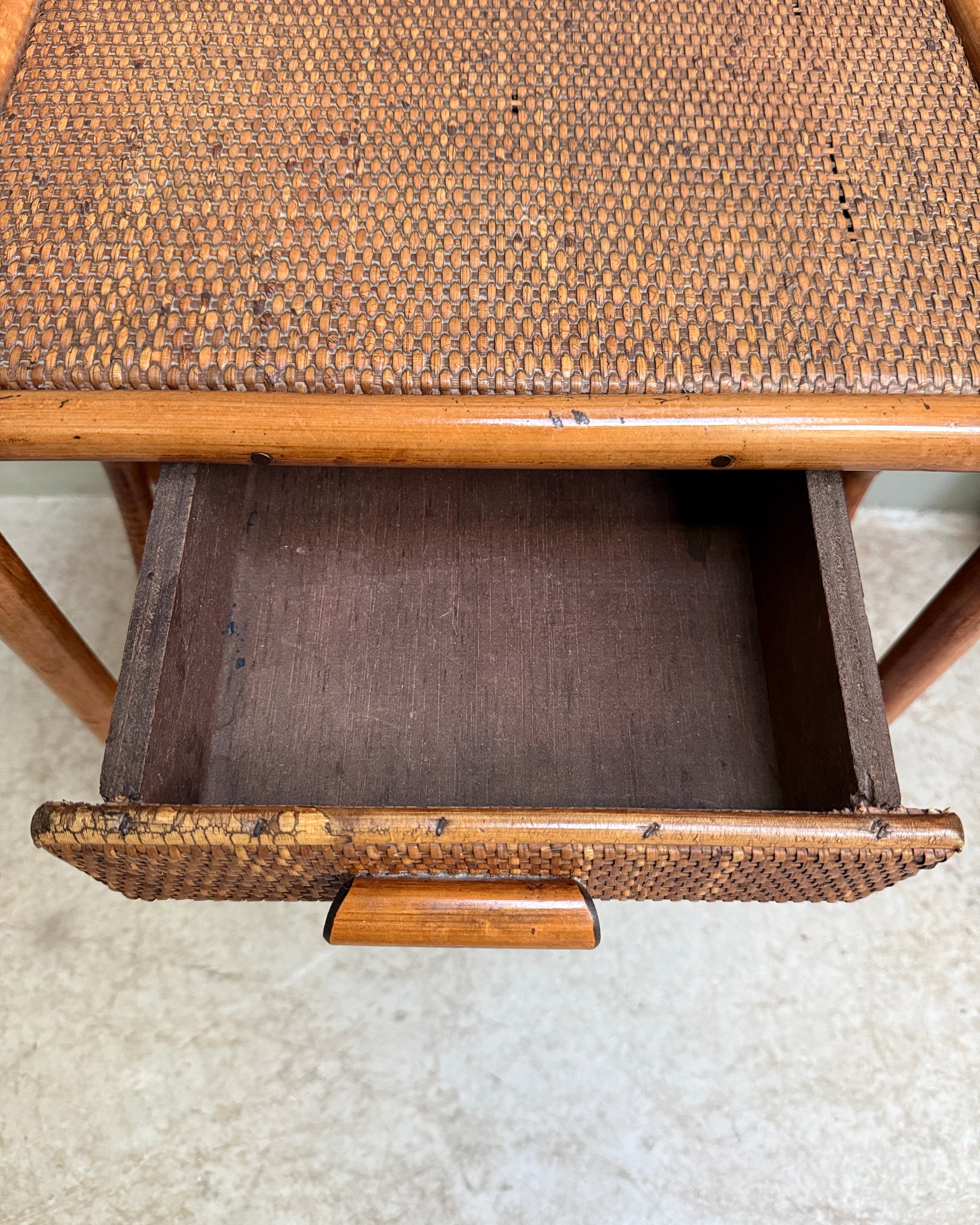 Table de chevet vintage en rotin