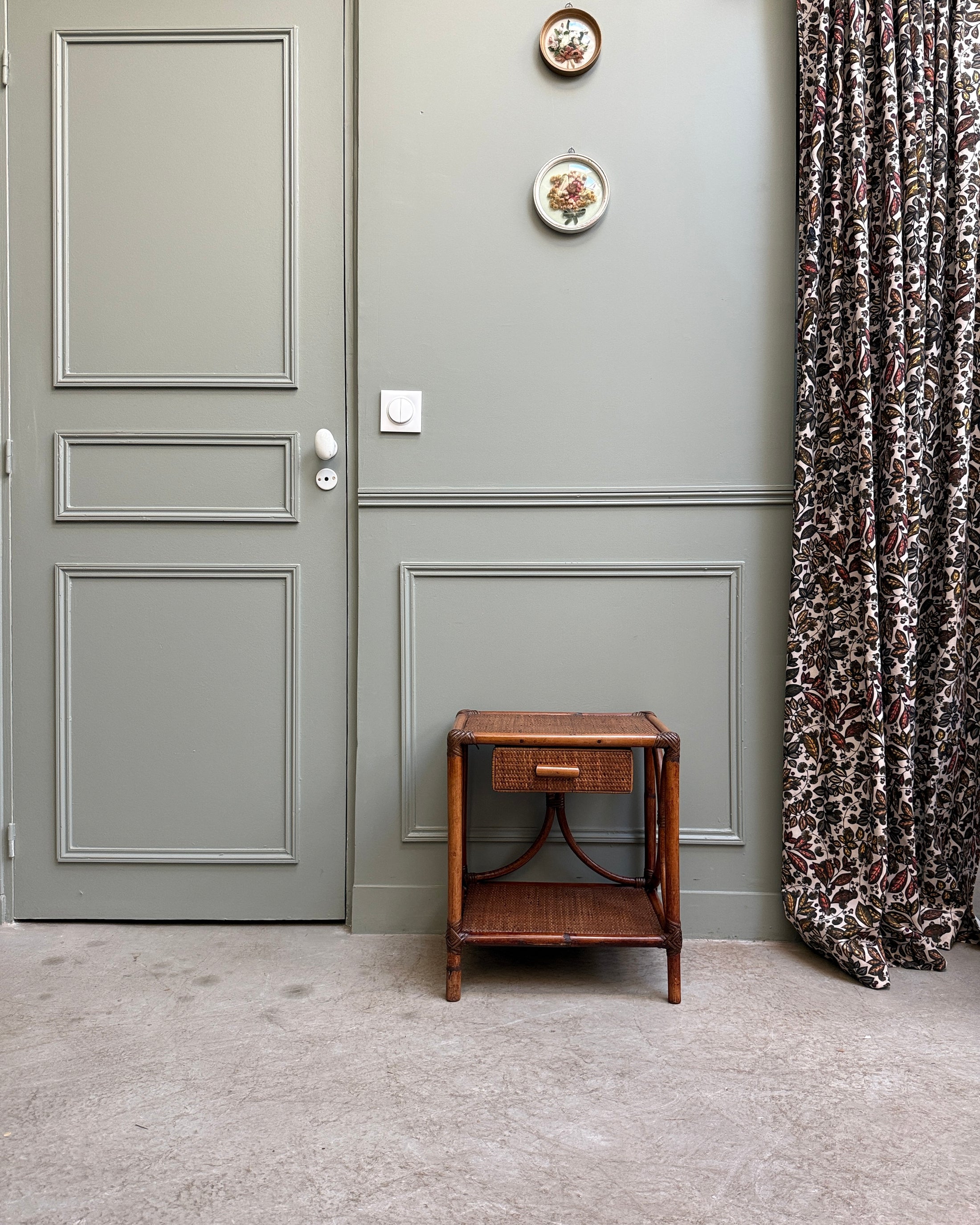 Table de chevet vintage en rotin