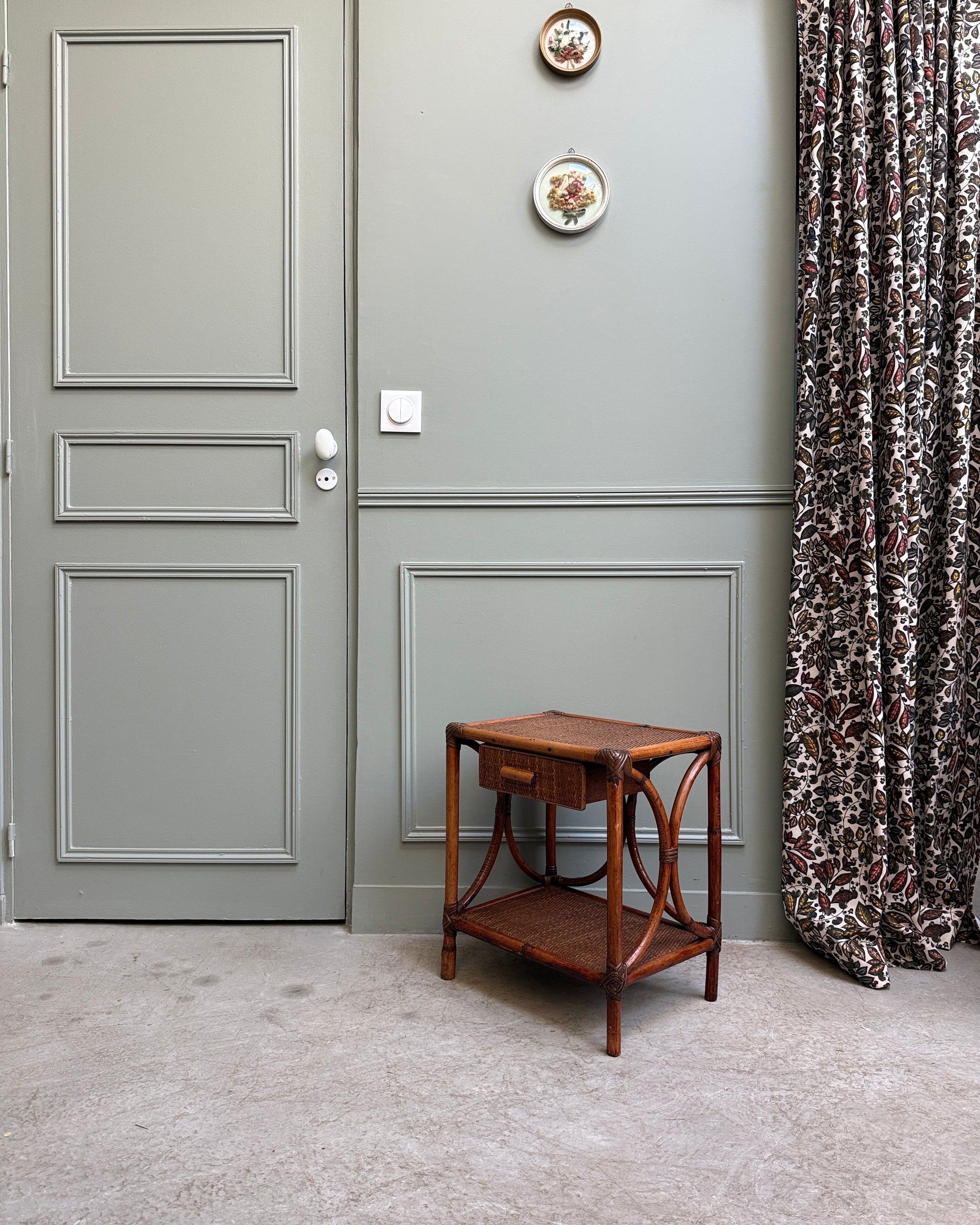 Table de chevet vintage en rotin