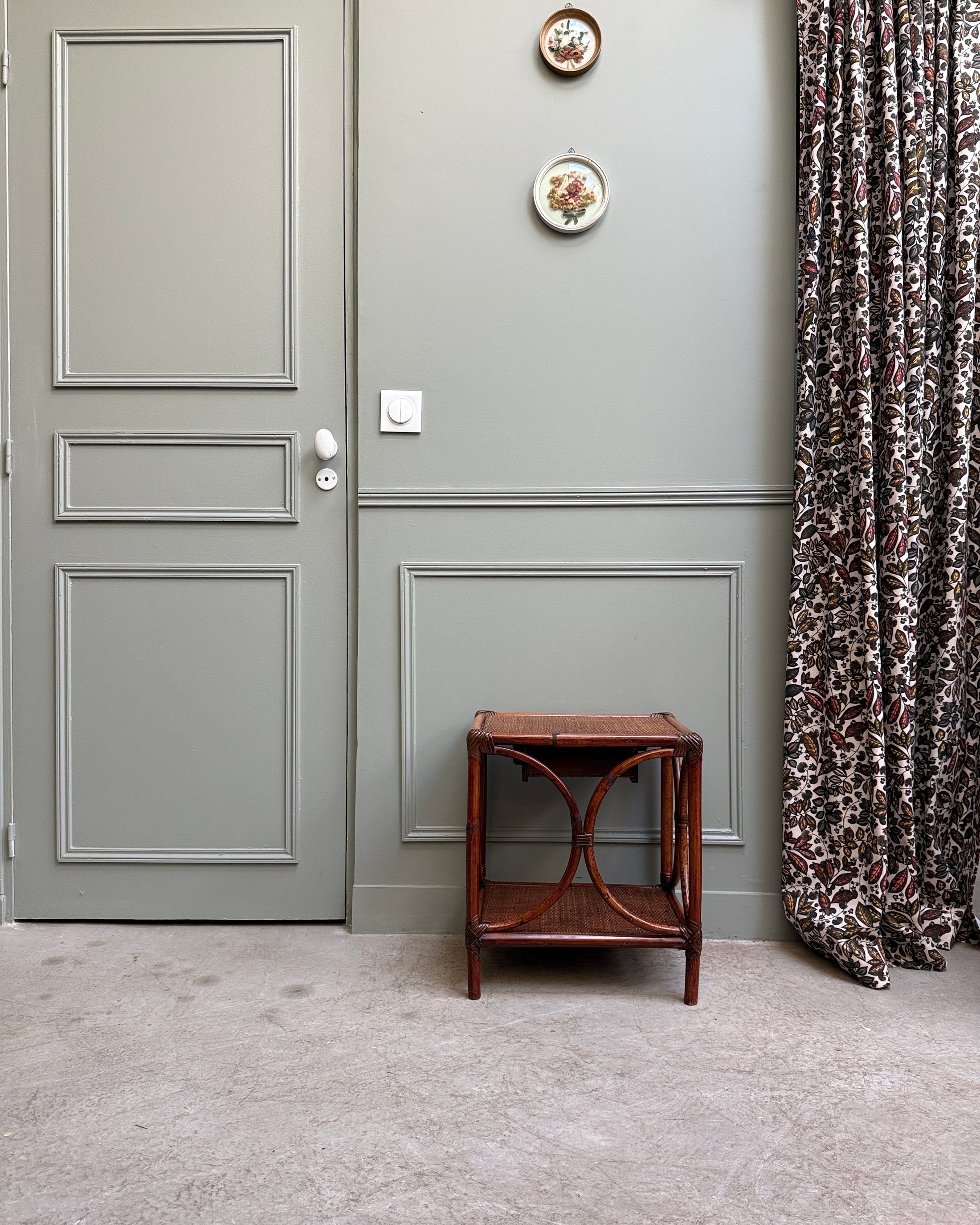 Table de chevet vintage en rotin