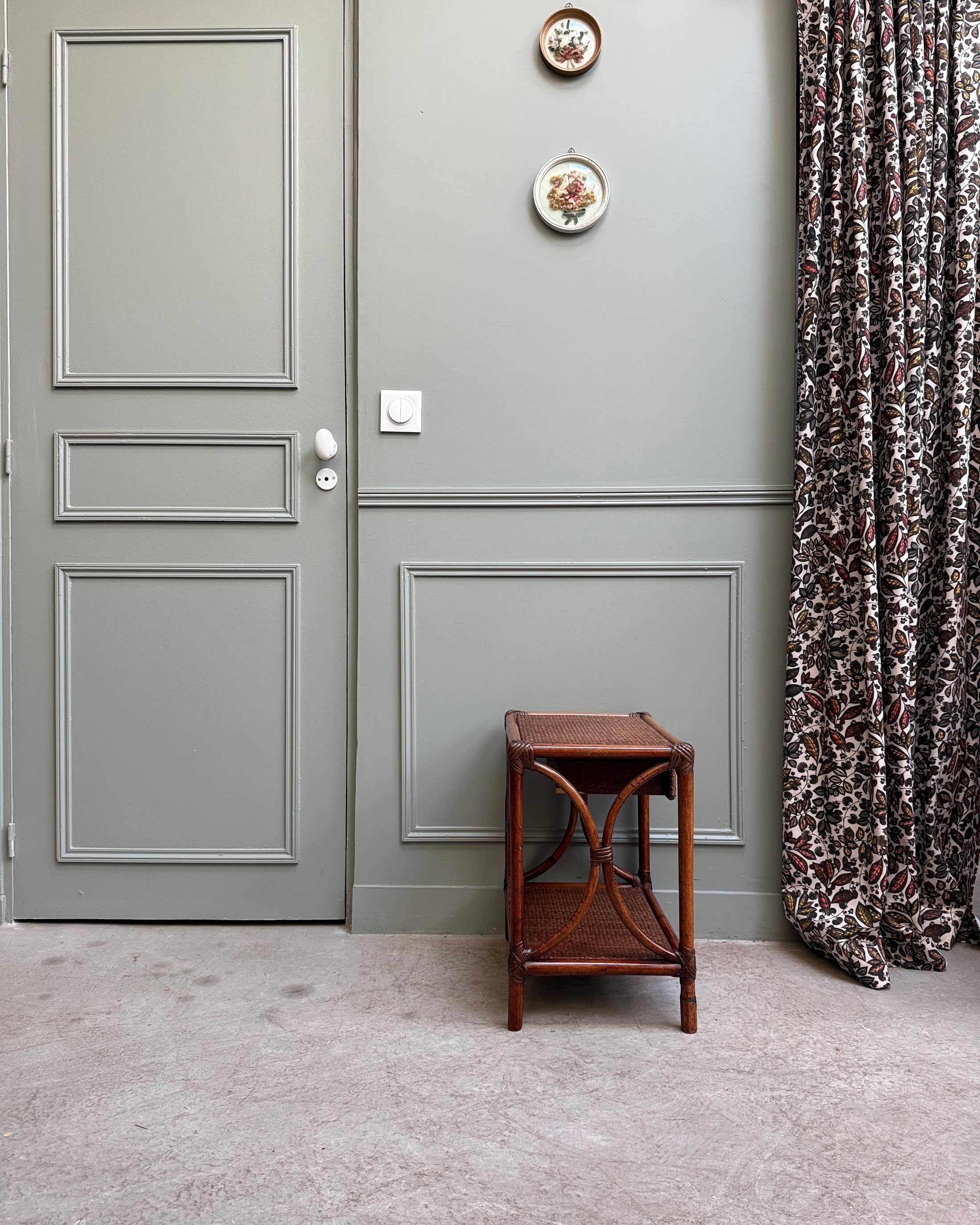 Table de chevet vintage en rotin