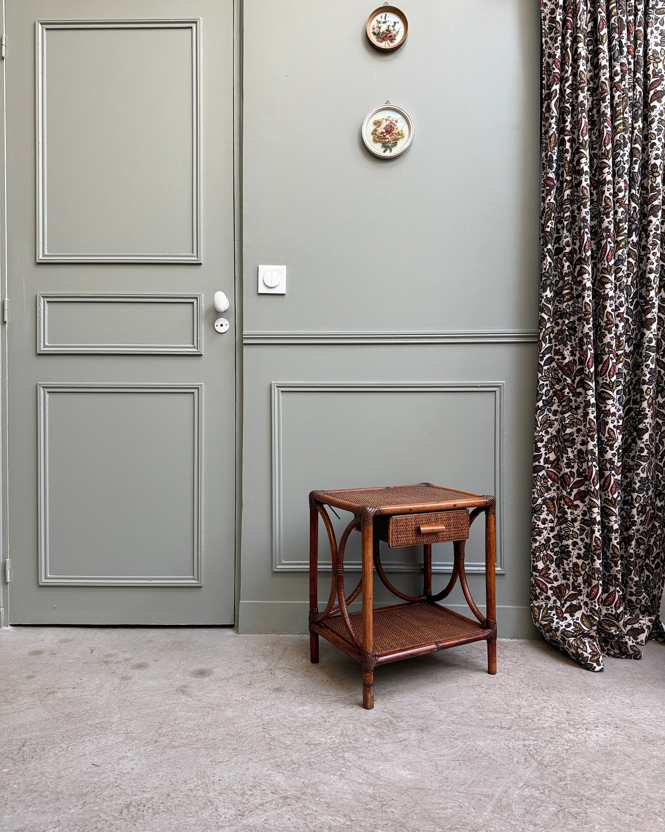 Table de chevet vintage en rotin