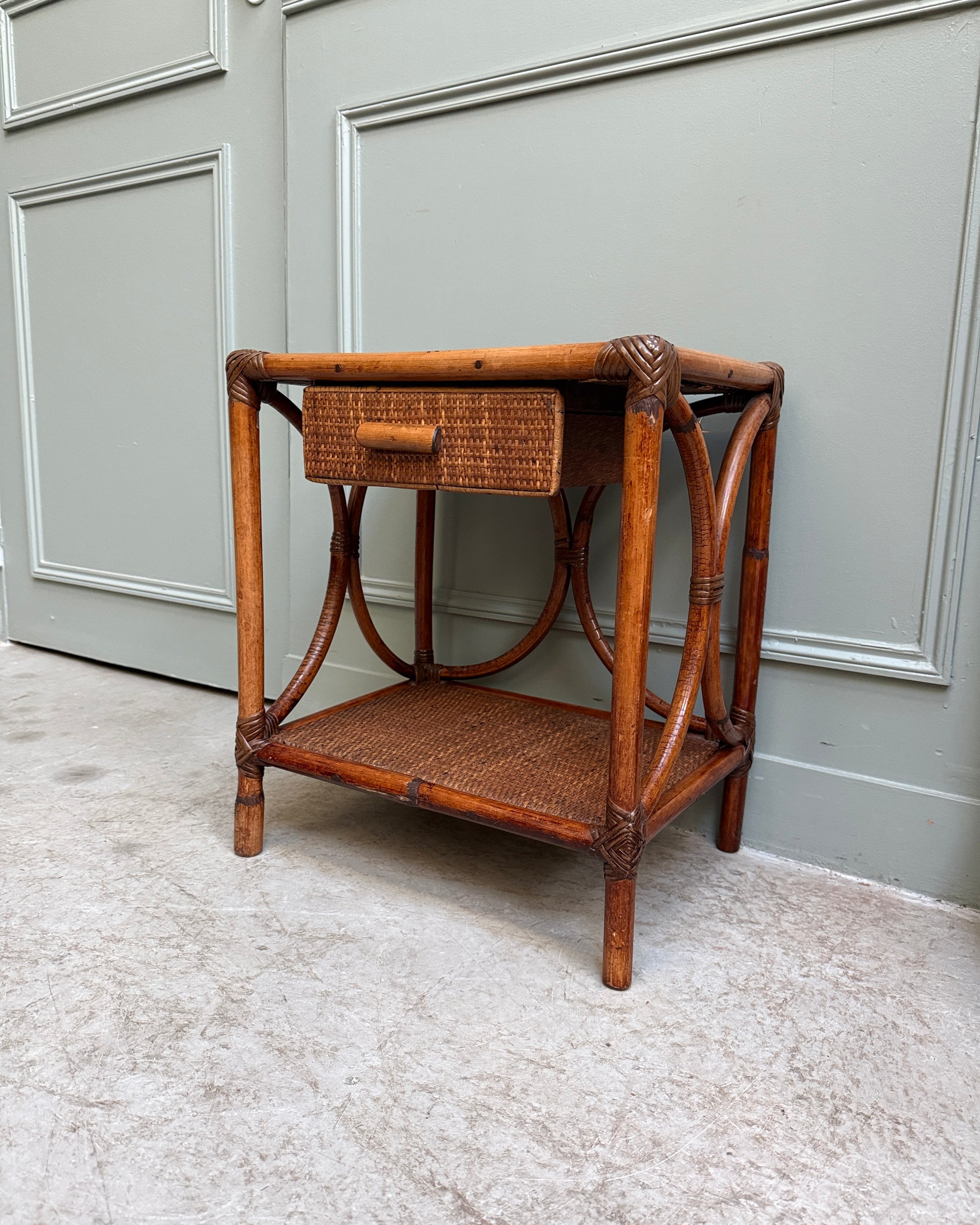 Table de chevet vintage en rotin