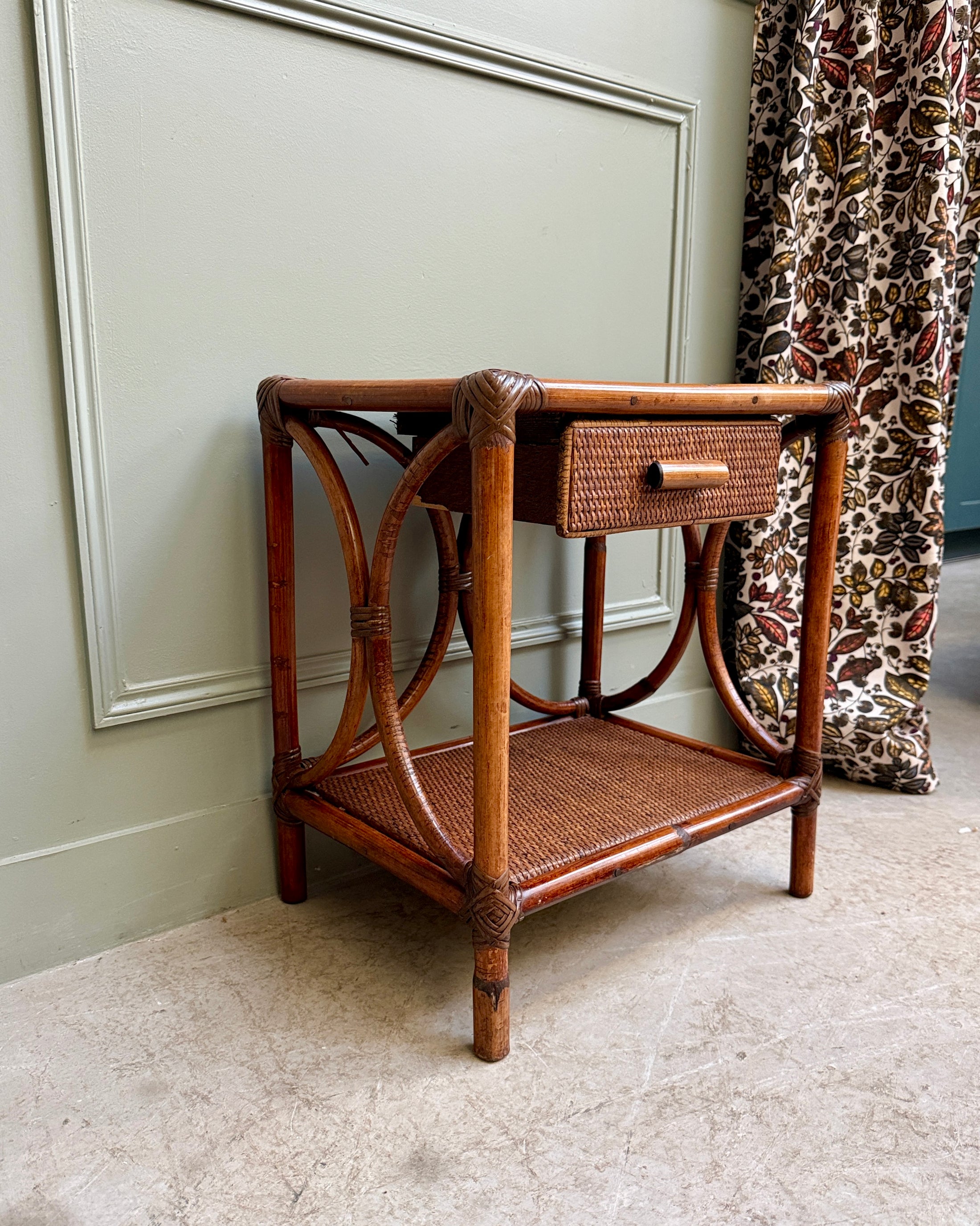 Table de chevet vintage en rotin