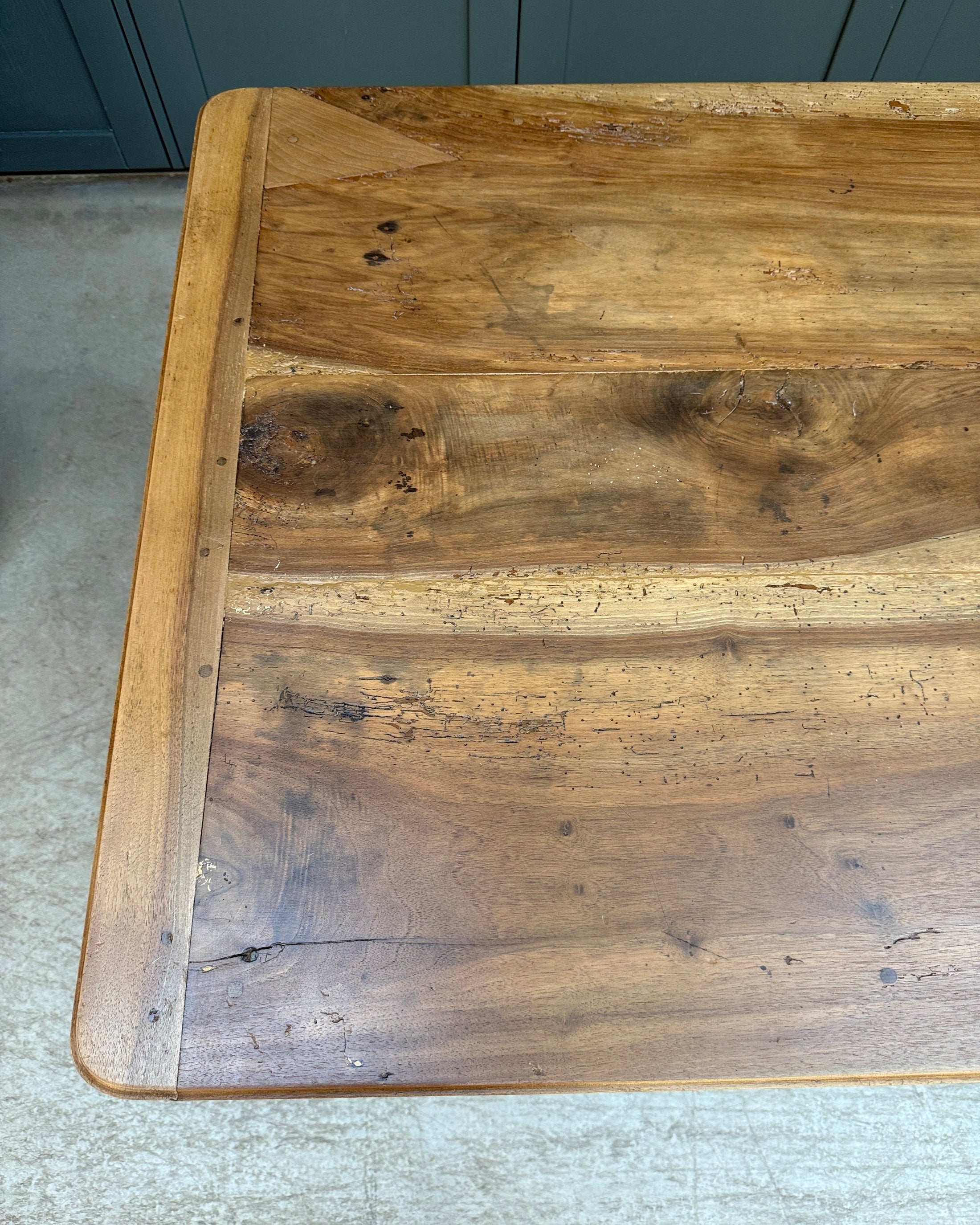 Table de ferme en noyer et chêne