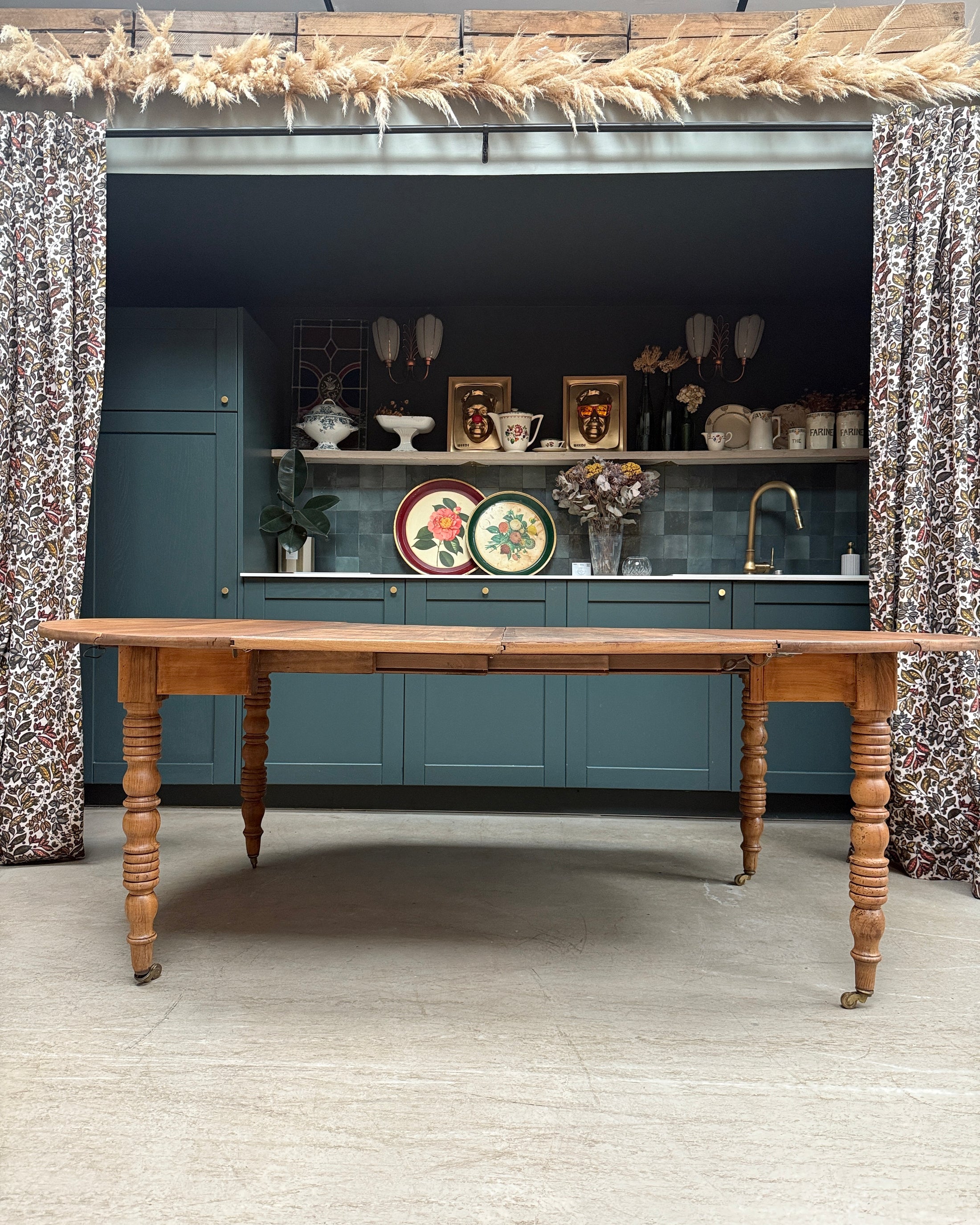 Table ronde extensible aux pieds tournés