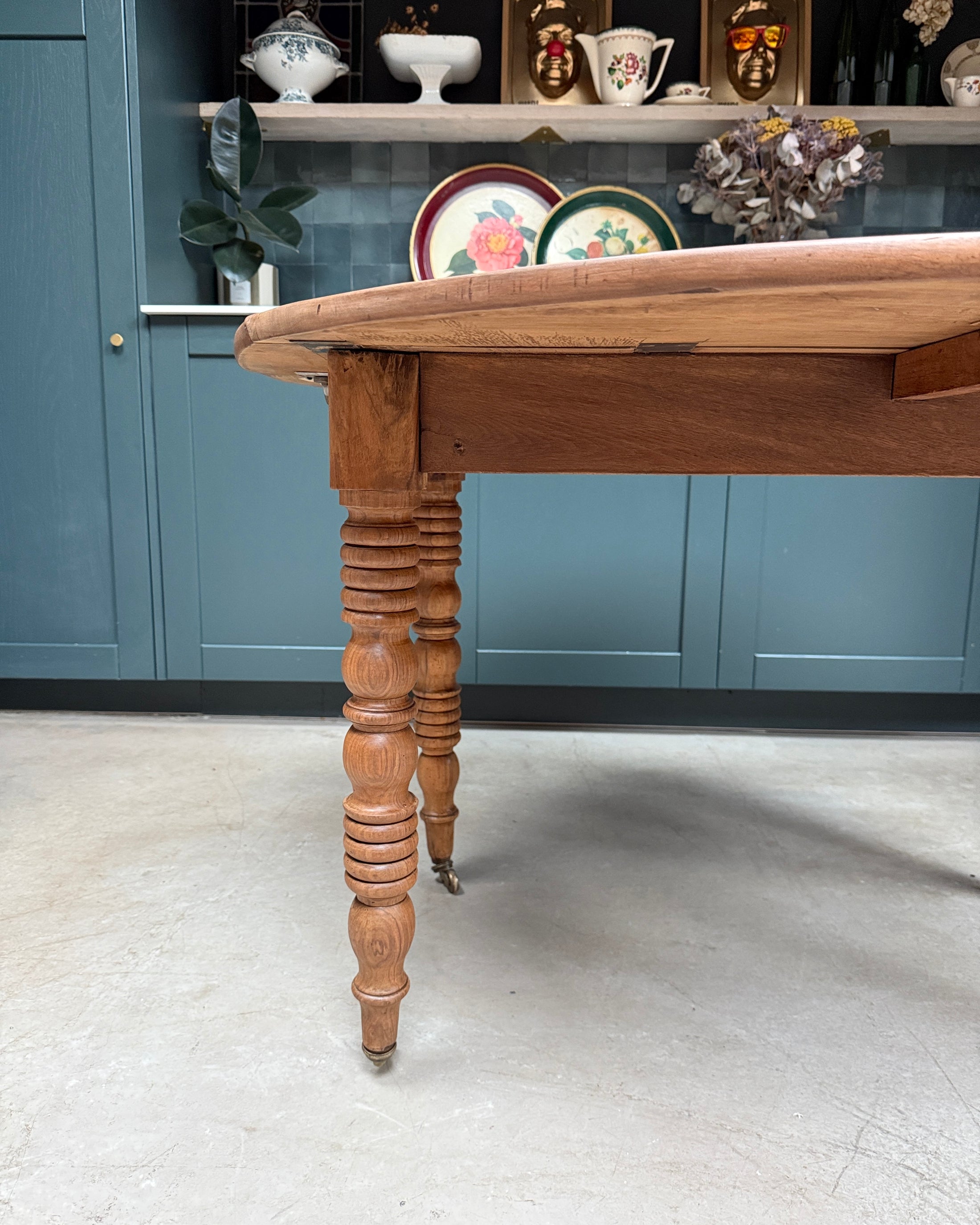 Table ronde extensible aux pieds tournés