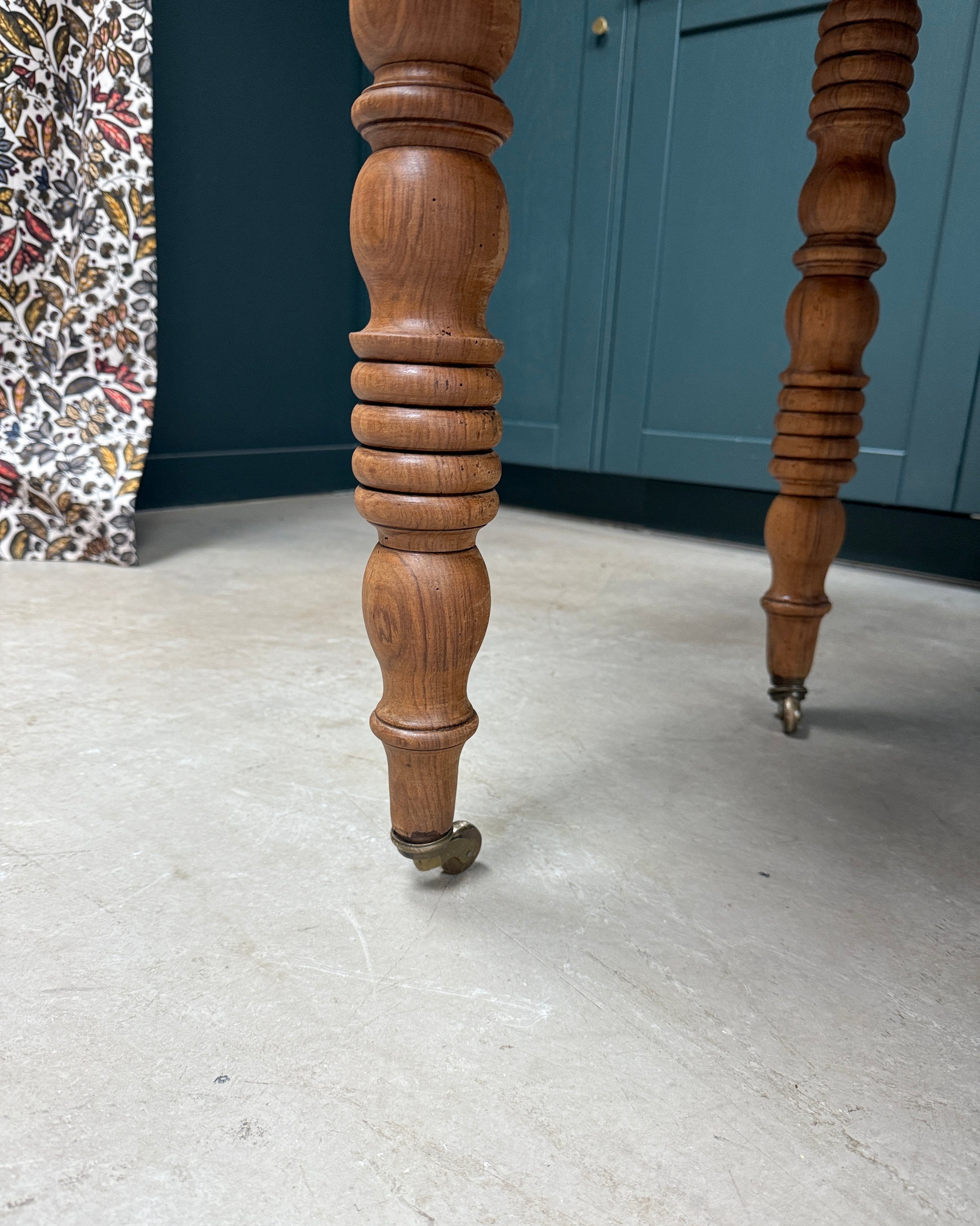 Table ronde extensible aux pieds tournés