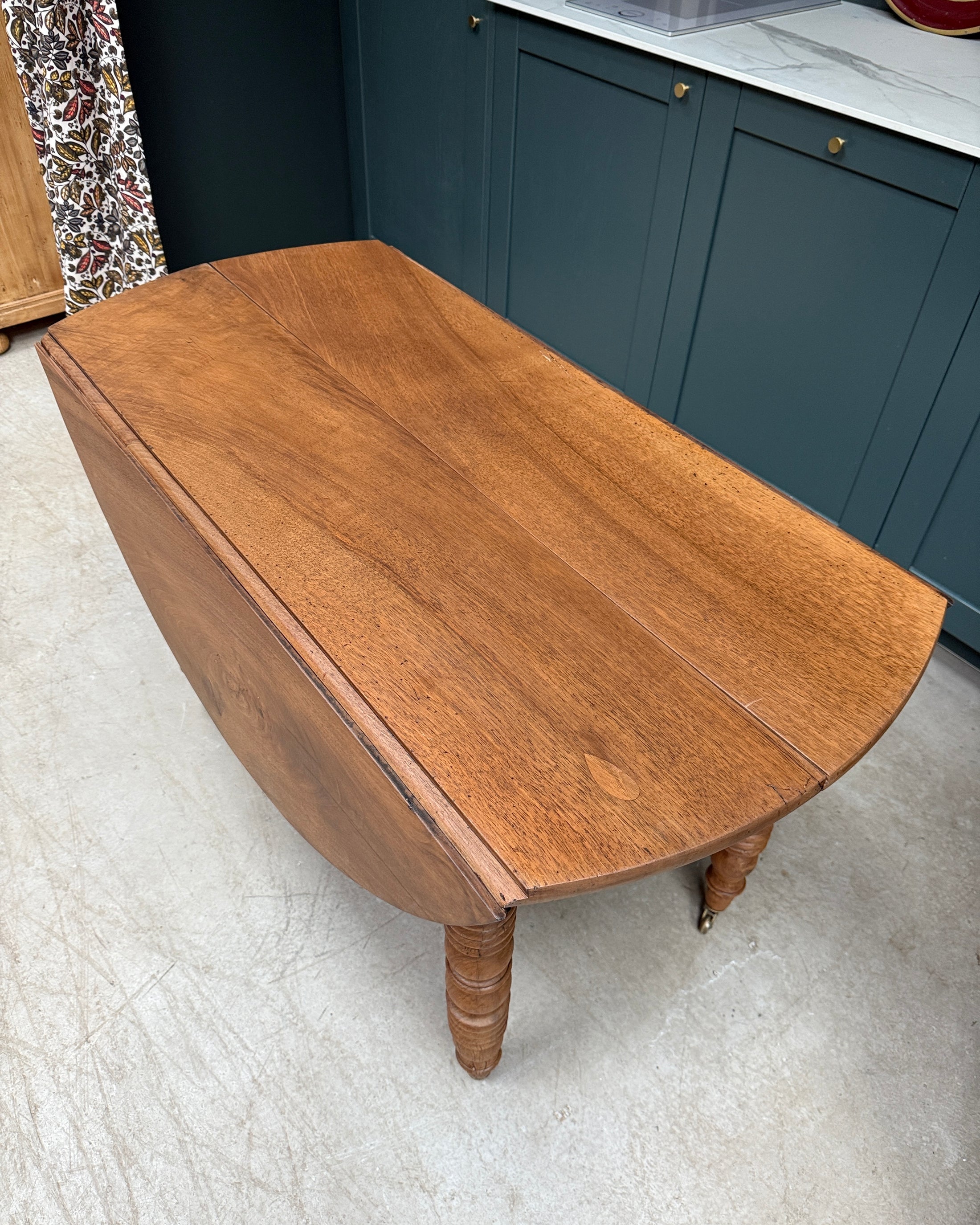 Table ronde extensible aux pieds tournés