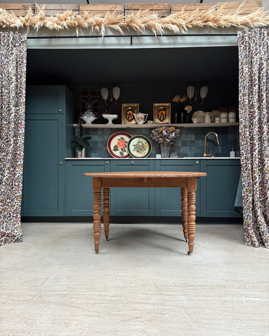 Table ronde extensible aux pieds tournés