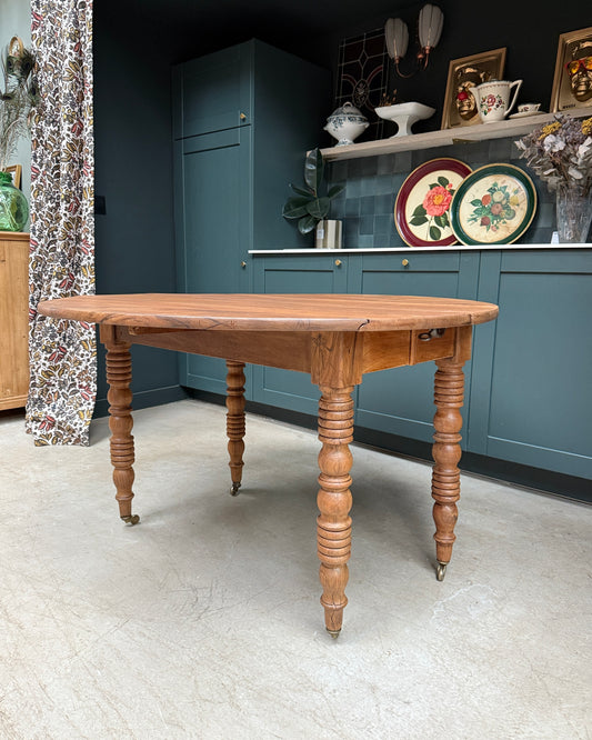 Table ronde extensible aux pieds tournés