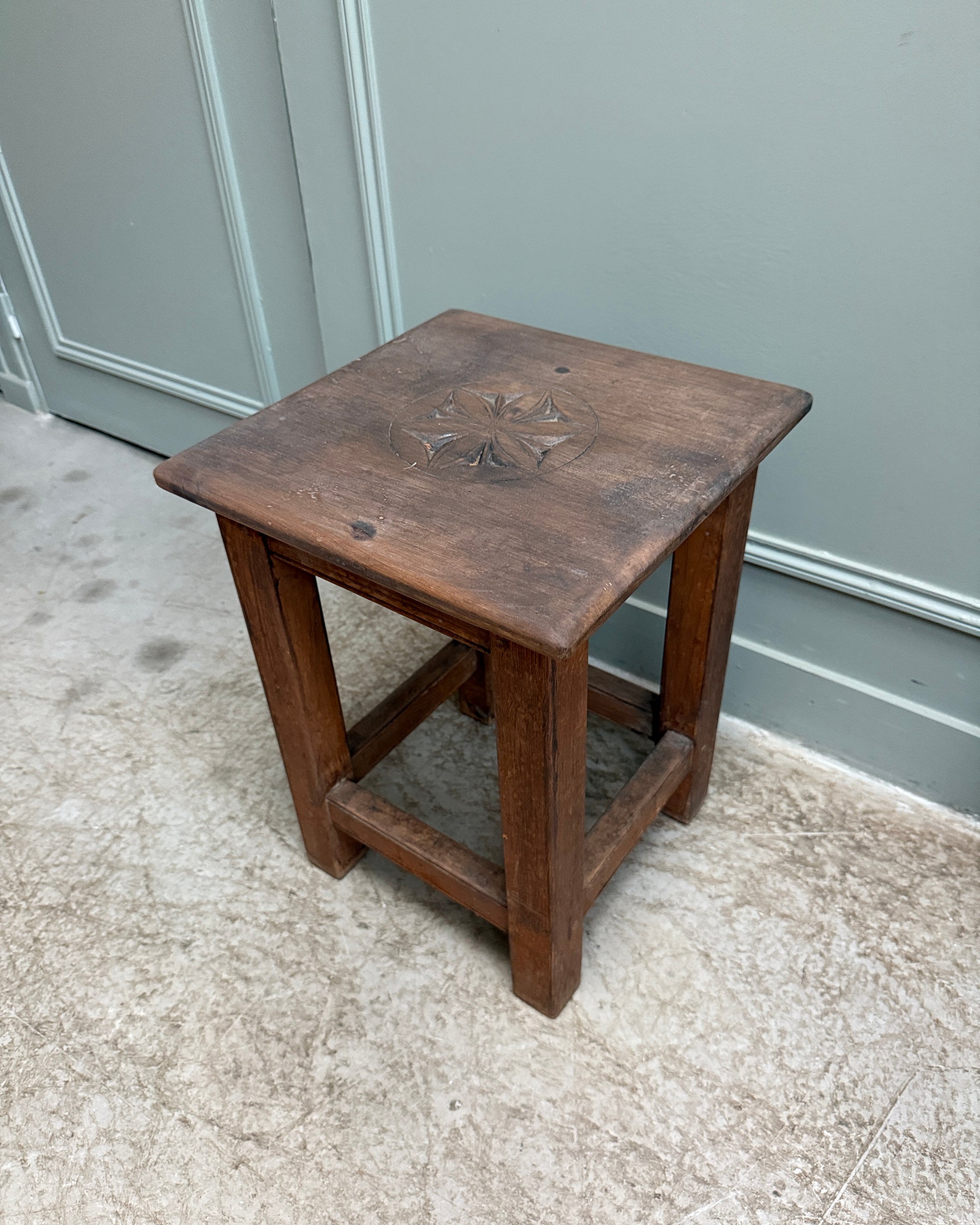Tabouret ancien en bois massif