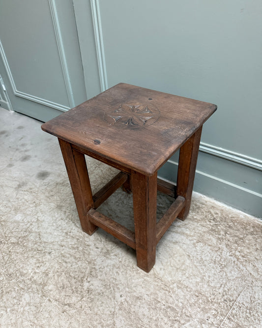 Tabouret ancien en bois massif