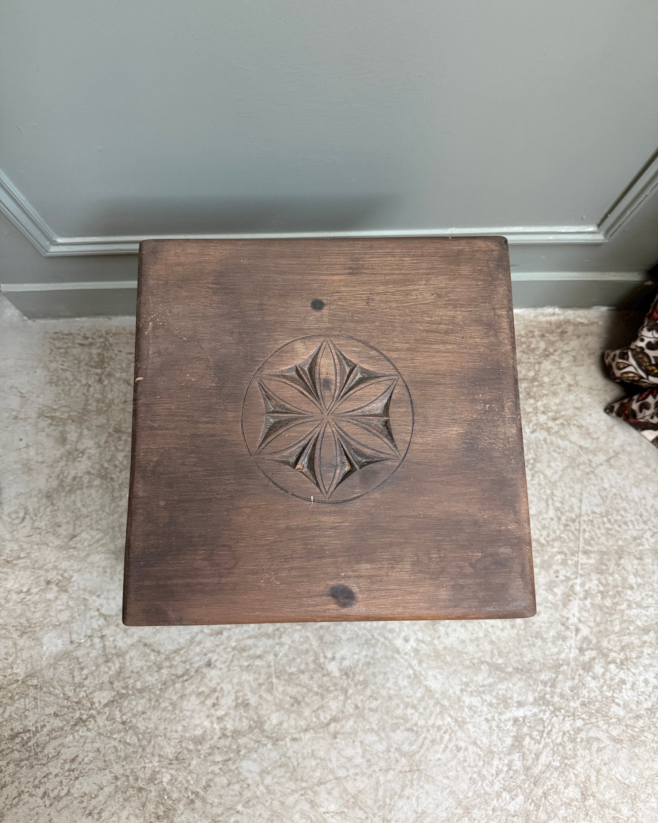 Tabouret ancien en bois massif