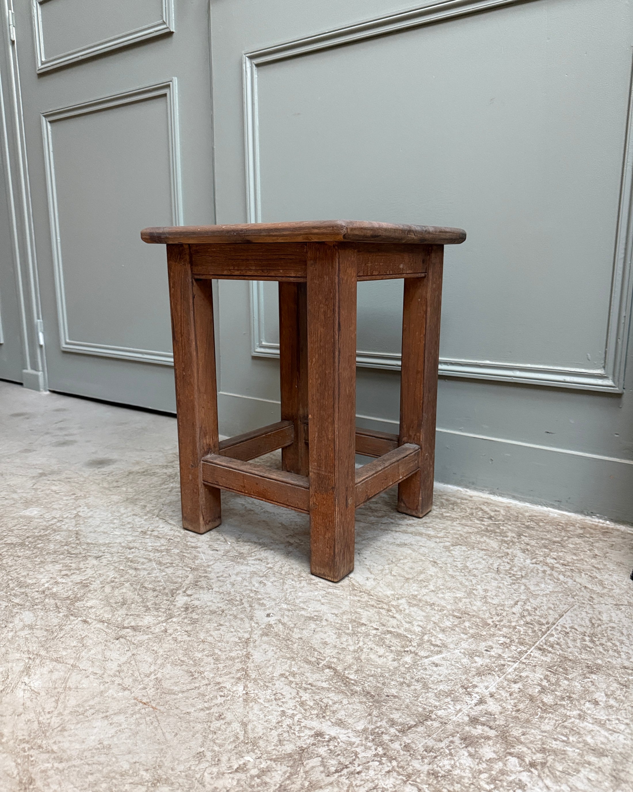 Tabouret ancien en bois massif