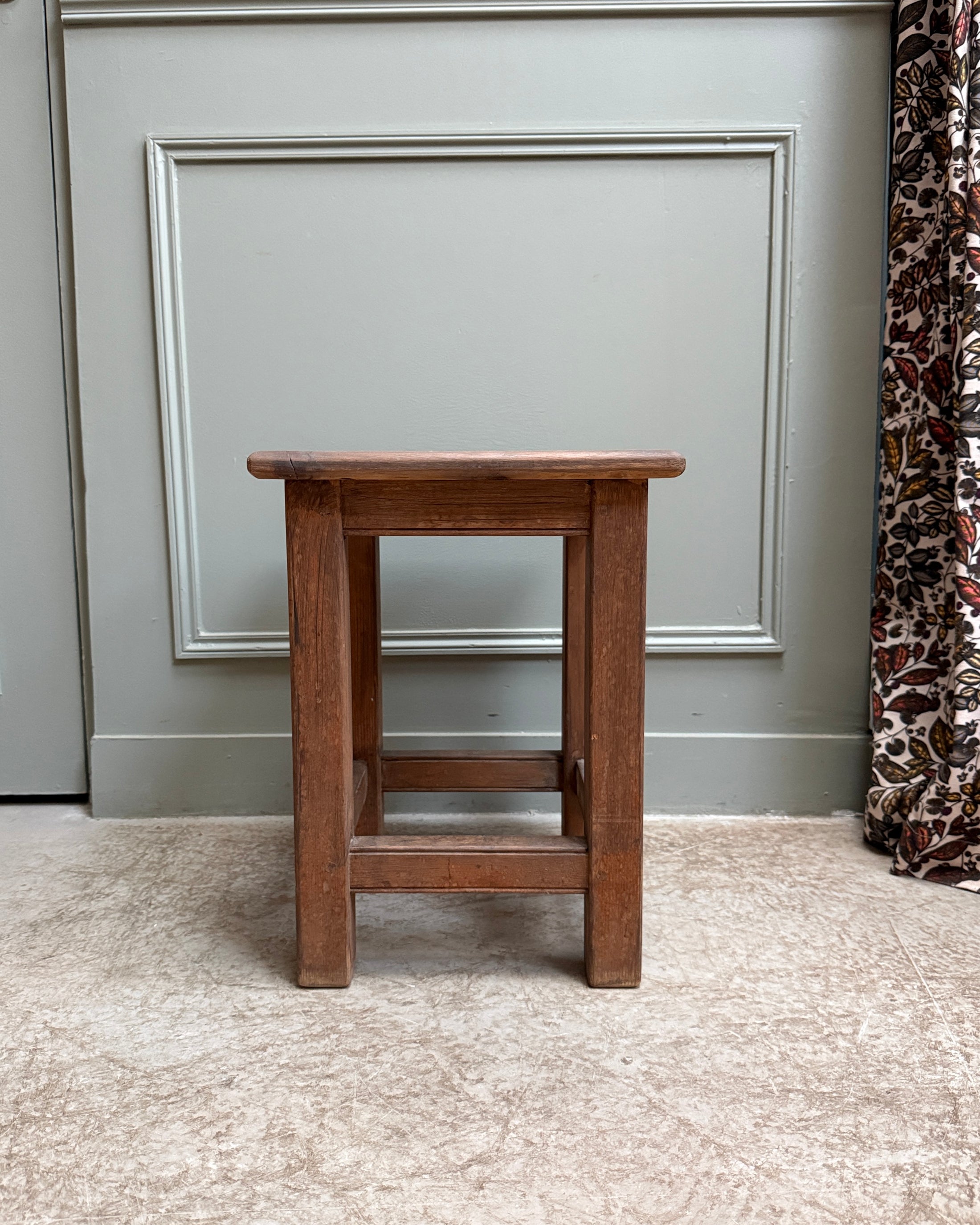 Tabouret ancien en bois massif