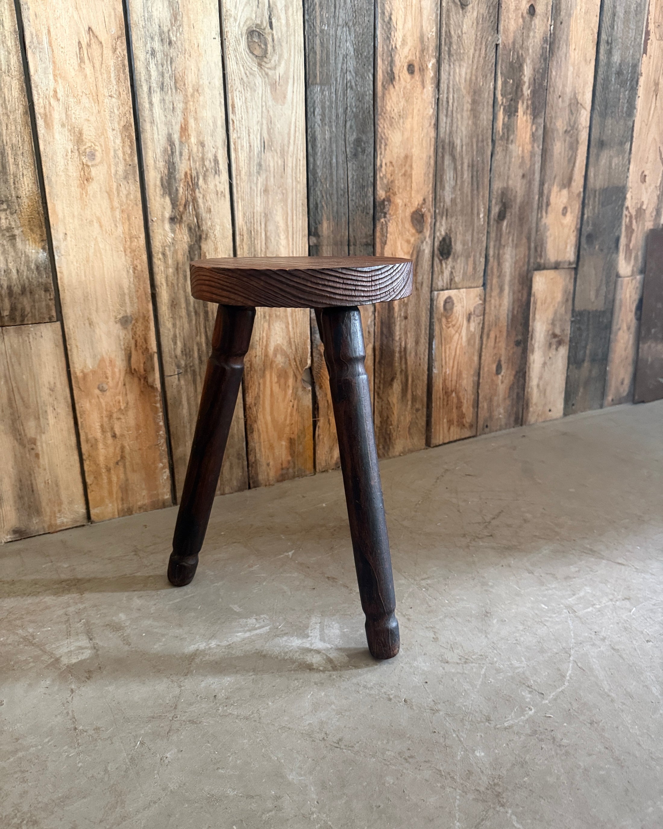 Tabouret tripode brutaliste