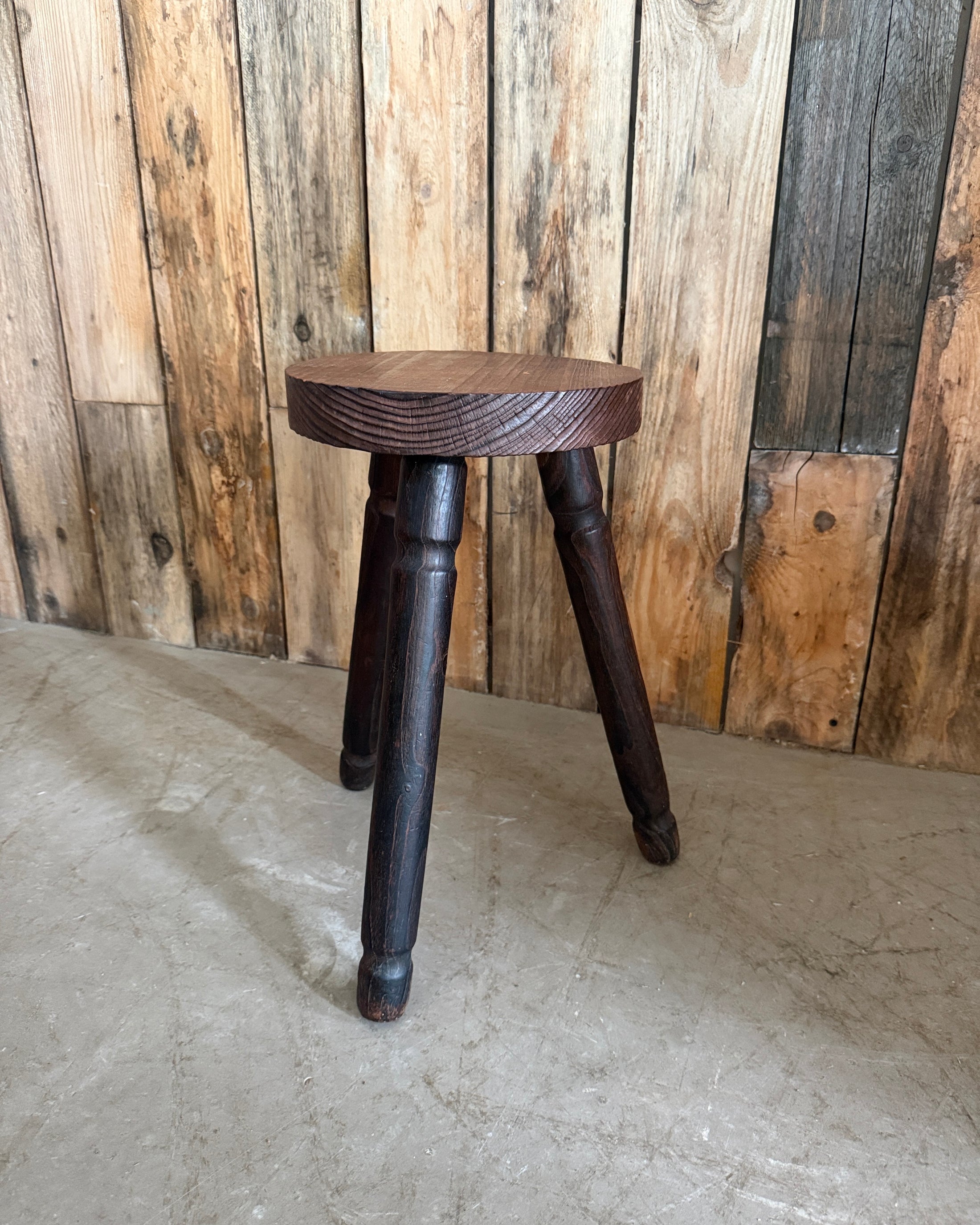 Tabouret tripode brutaliste
