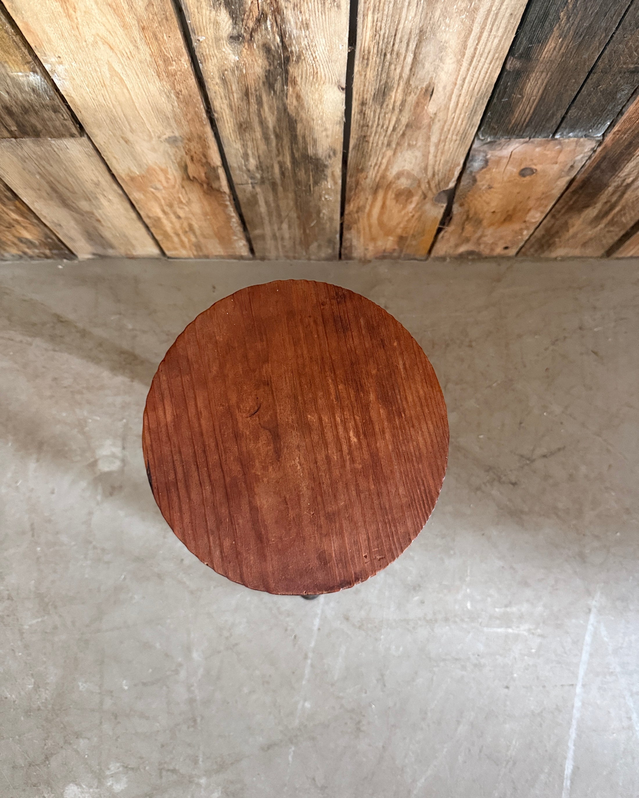Tabouret tripode brutaliste