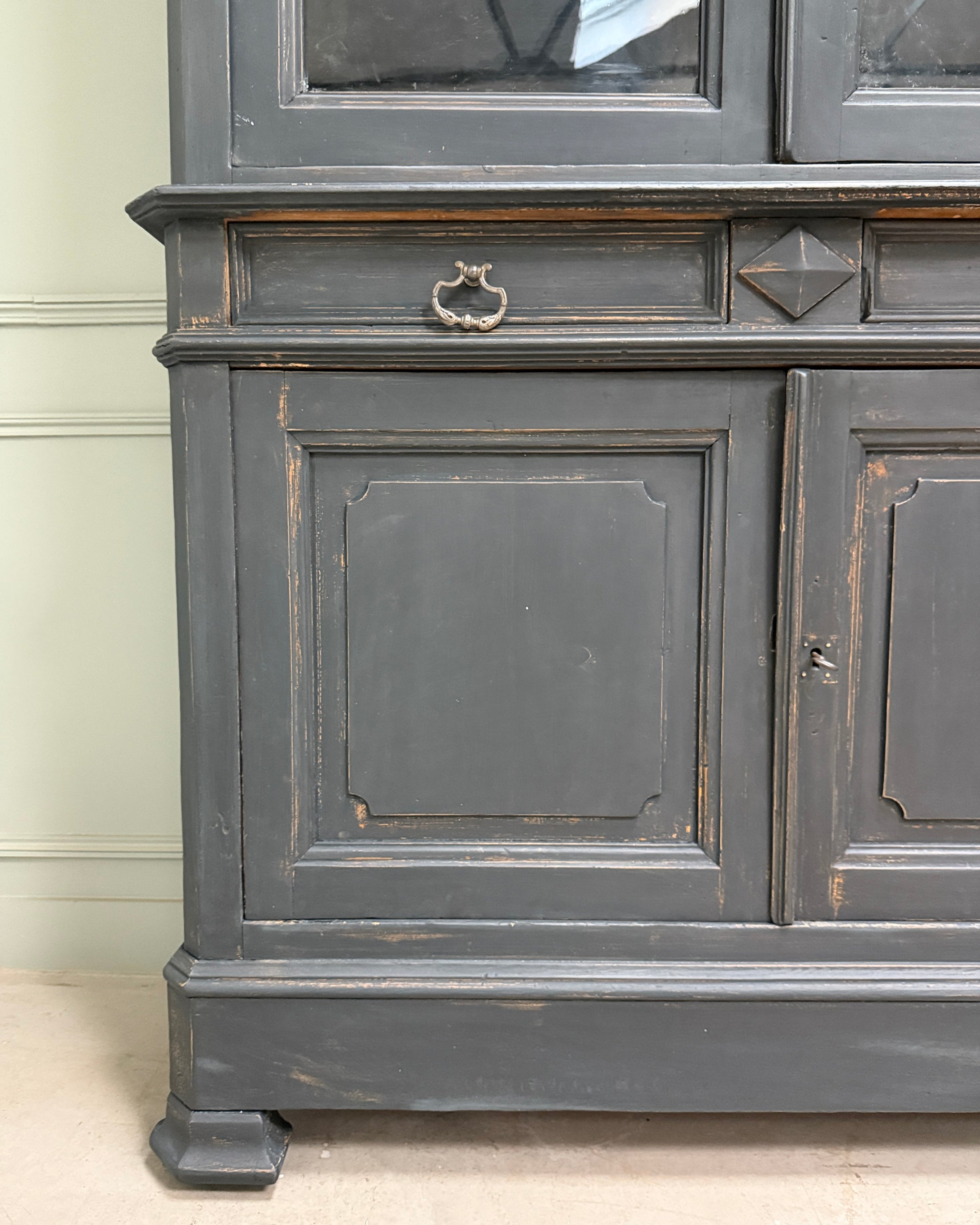 Vaisselier Louis Philippe patine noire