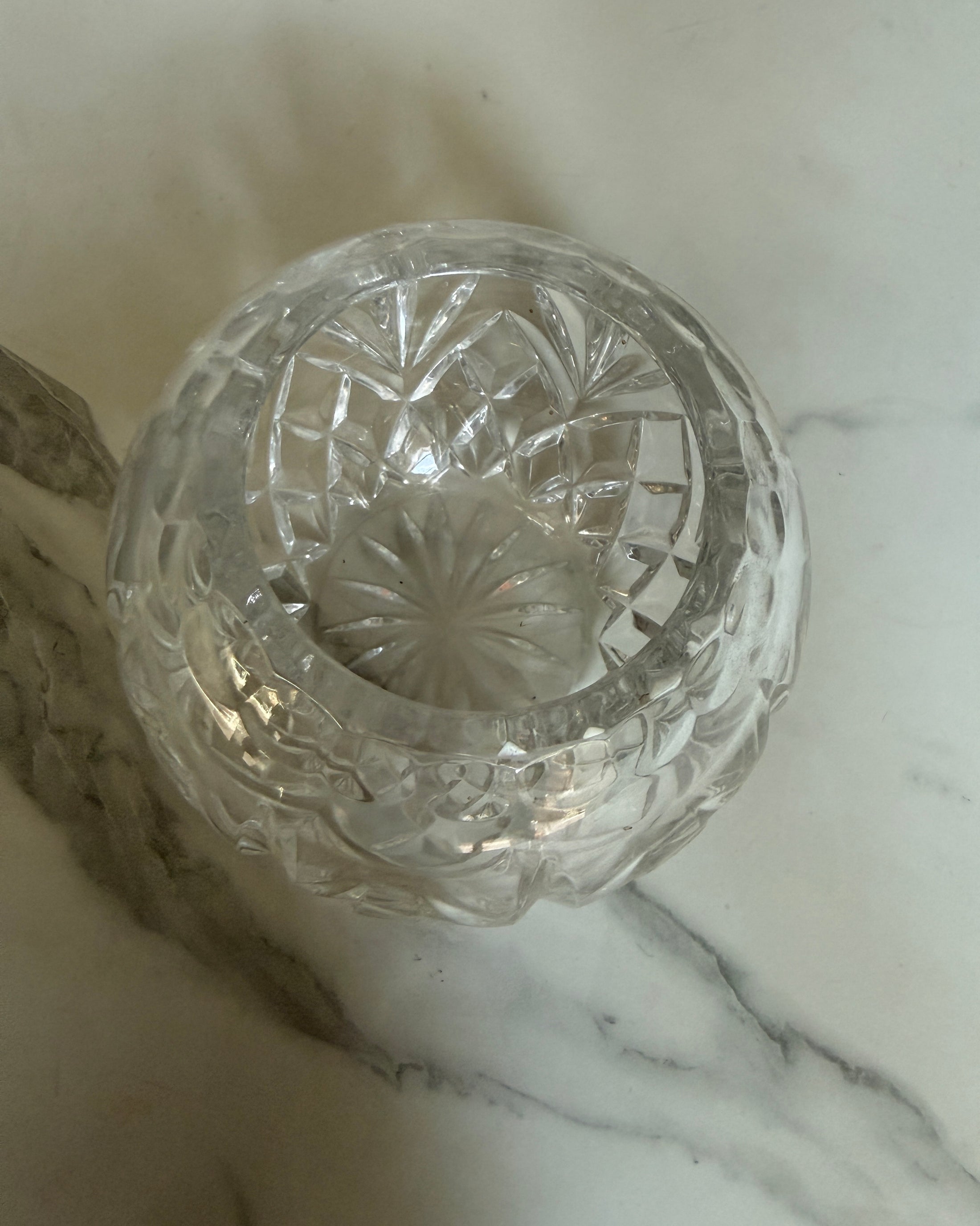 Vase boule en cristal taillé