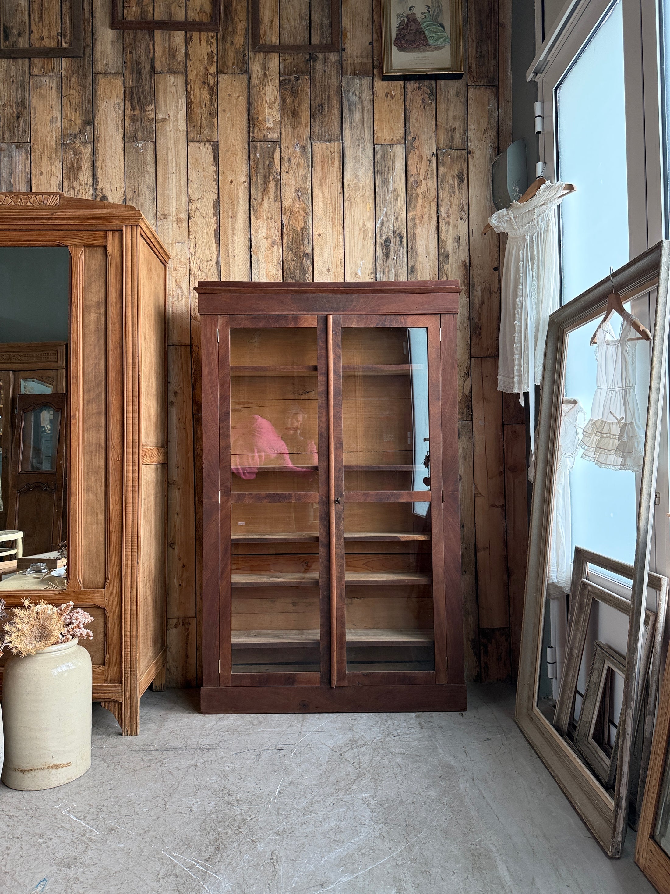 Vitrine Louis-Philippe en noyer