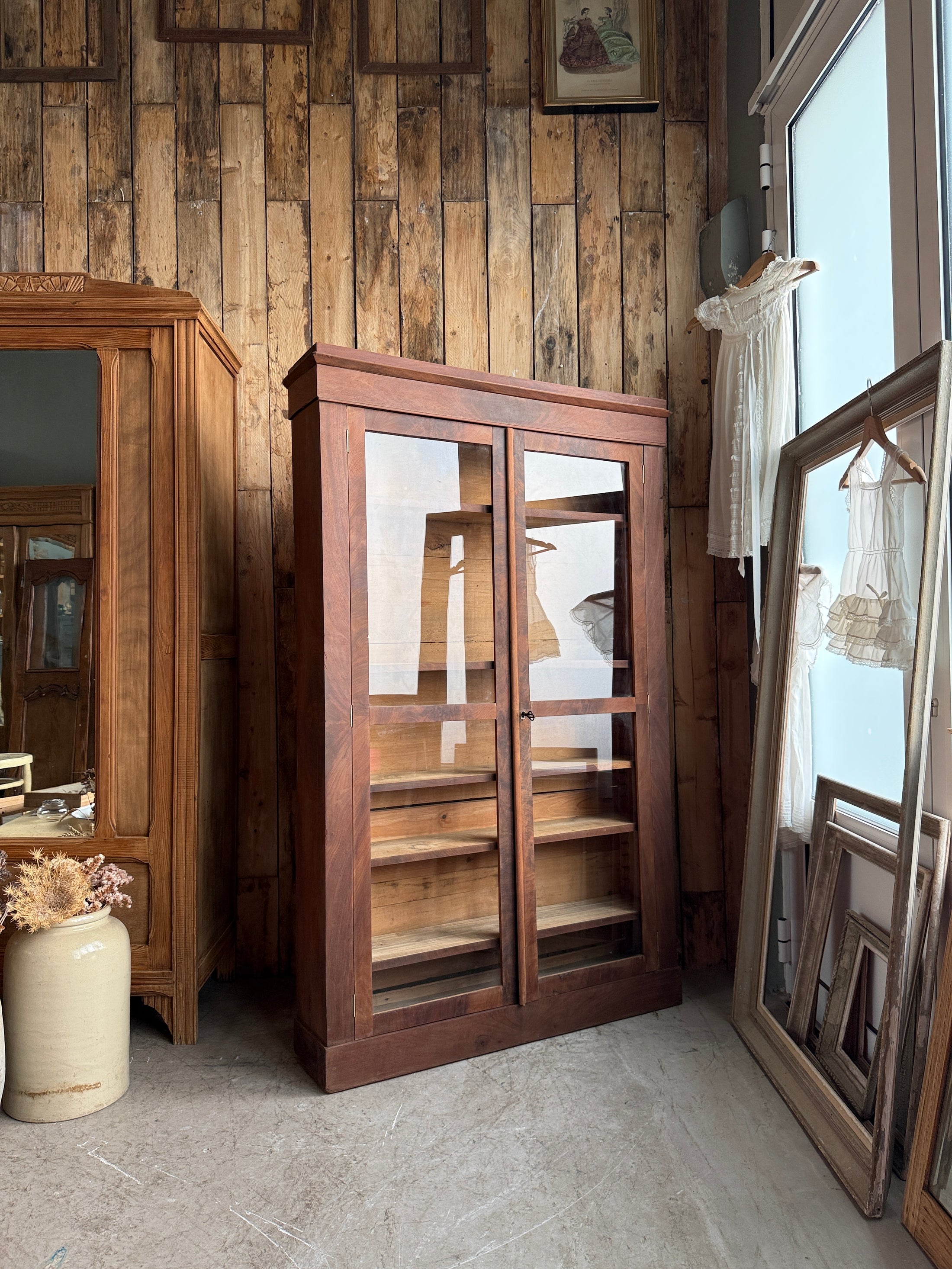 Vitrine Louis-Philippe en noyer