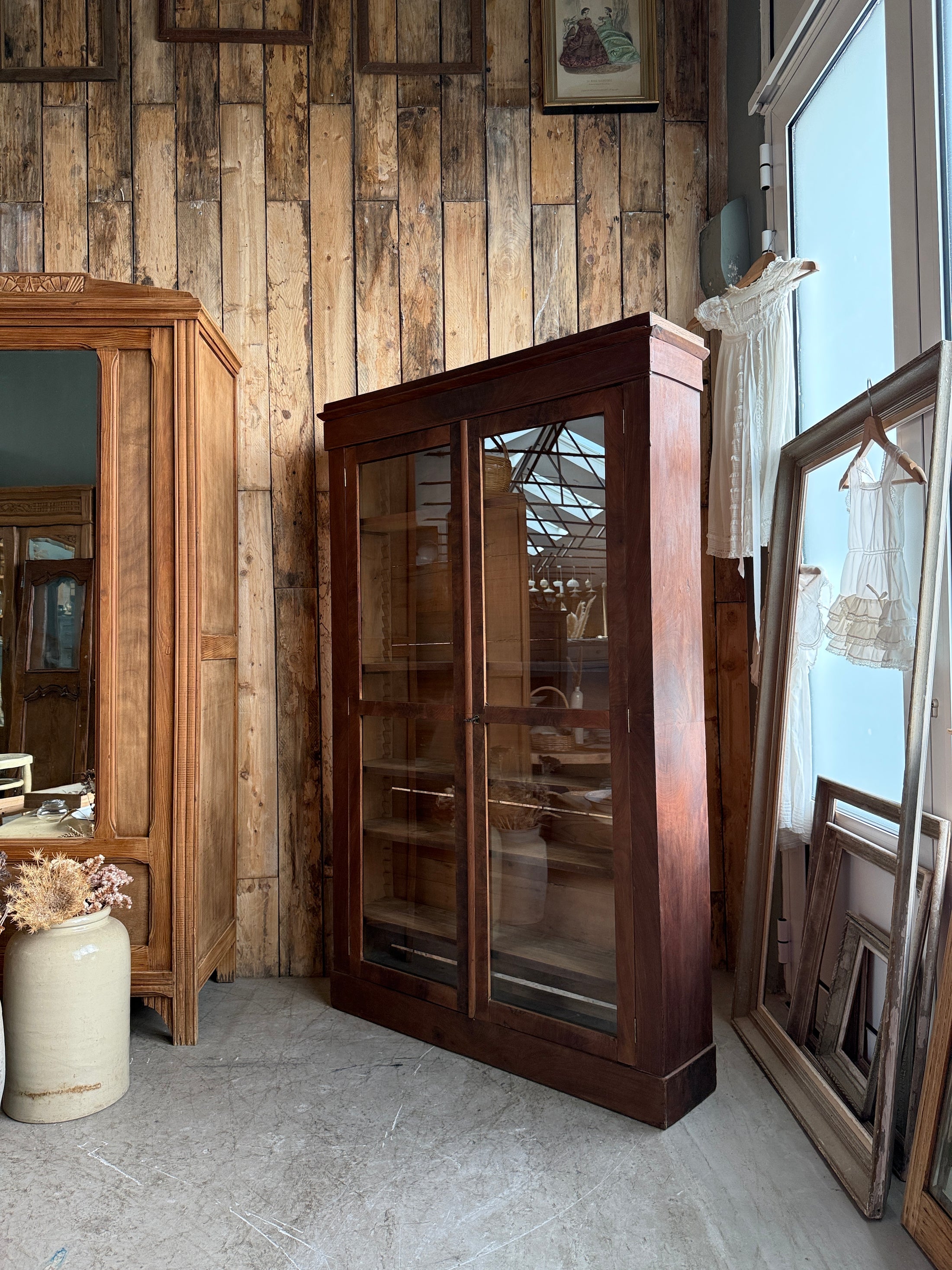 Vitrine Louis-Philippe en noyer