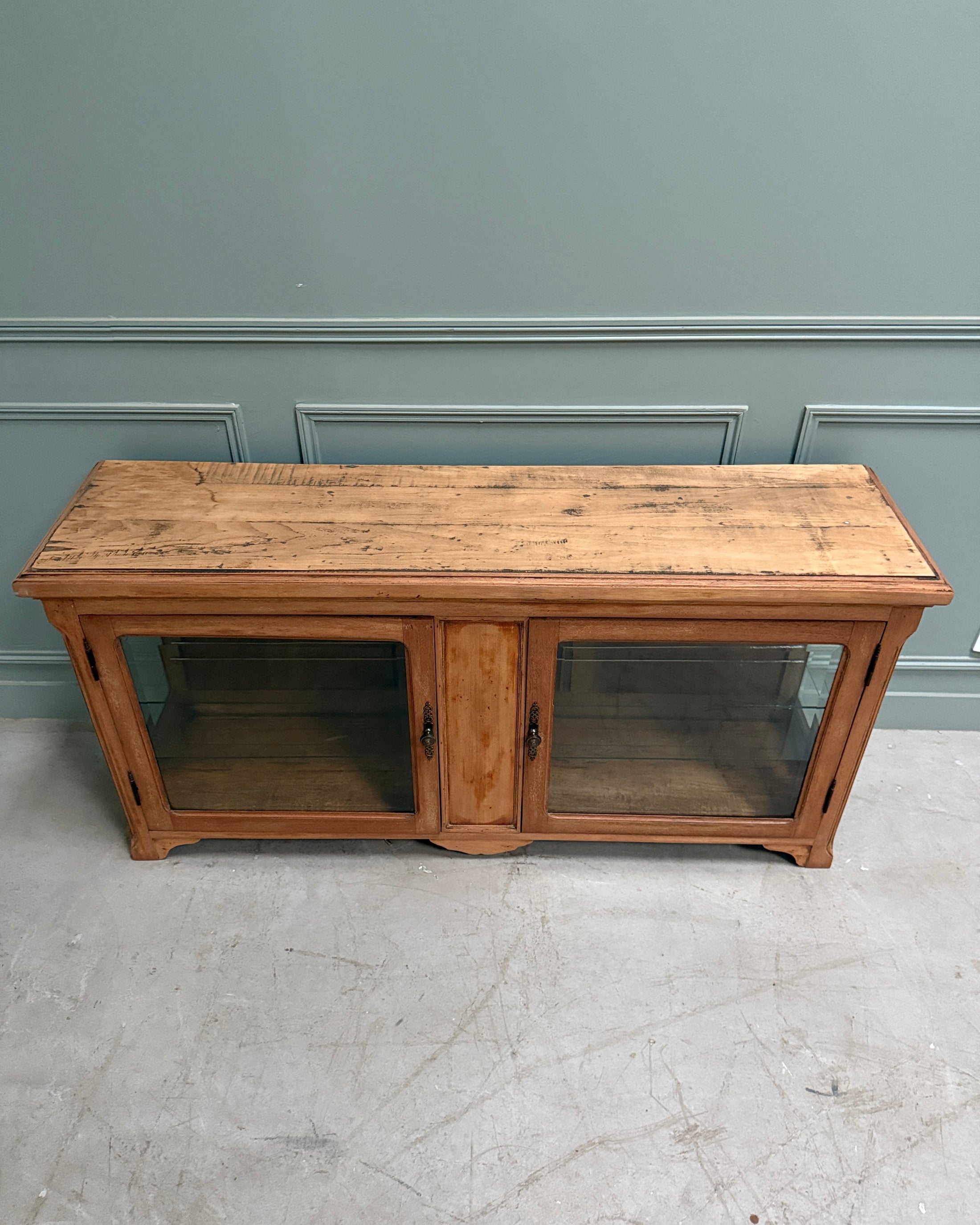 Vitrine ancienne basse