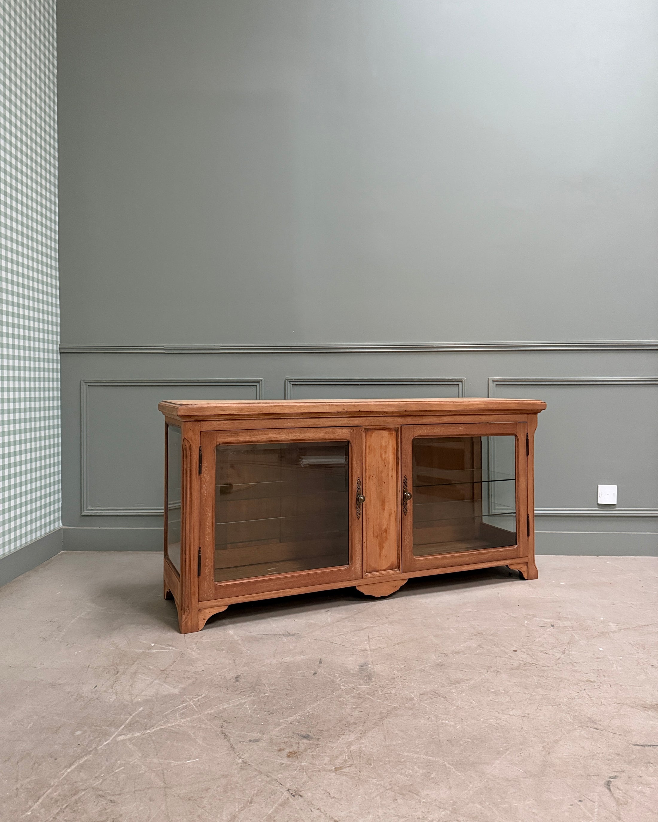Vitrine ancienne basse