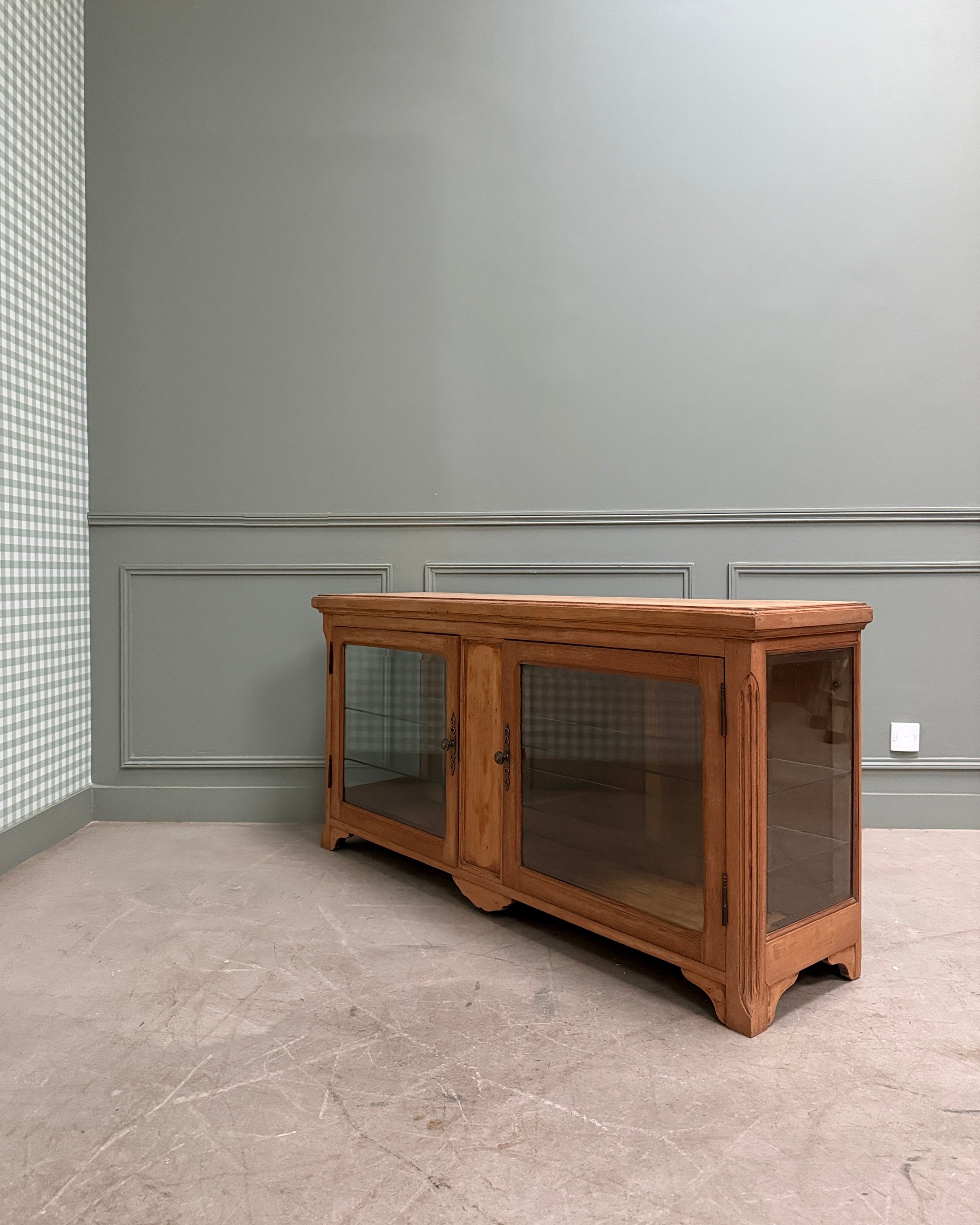 Vitrine ancienne basse