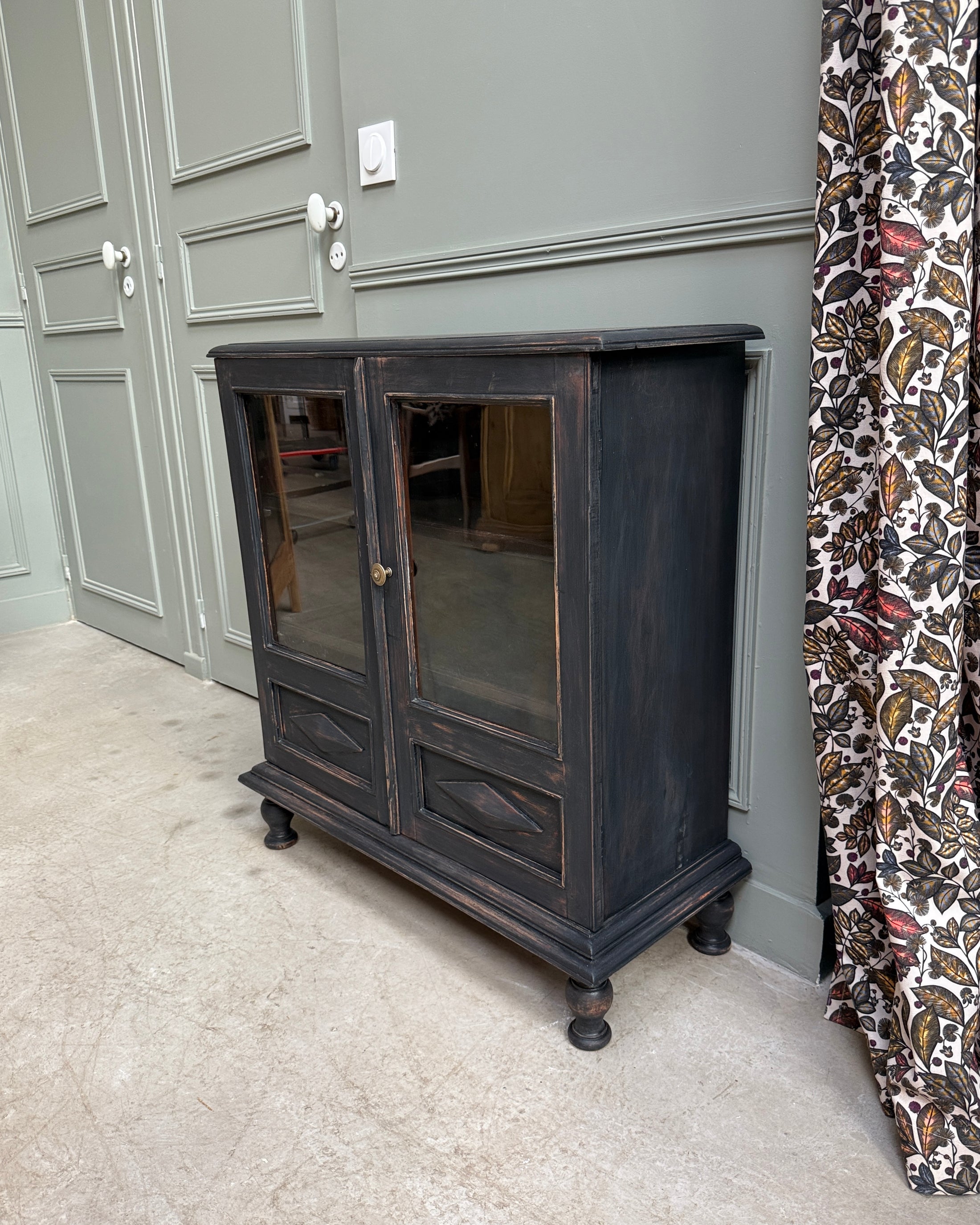 Vitrine ancienne style Louis Philippe patine noire