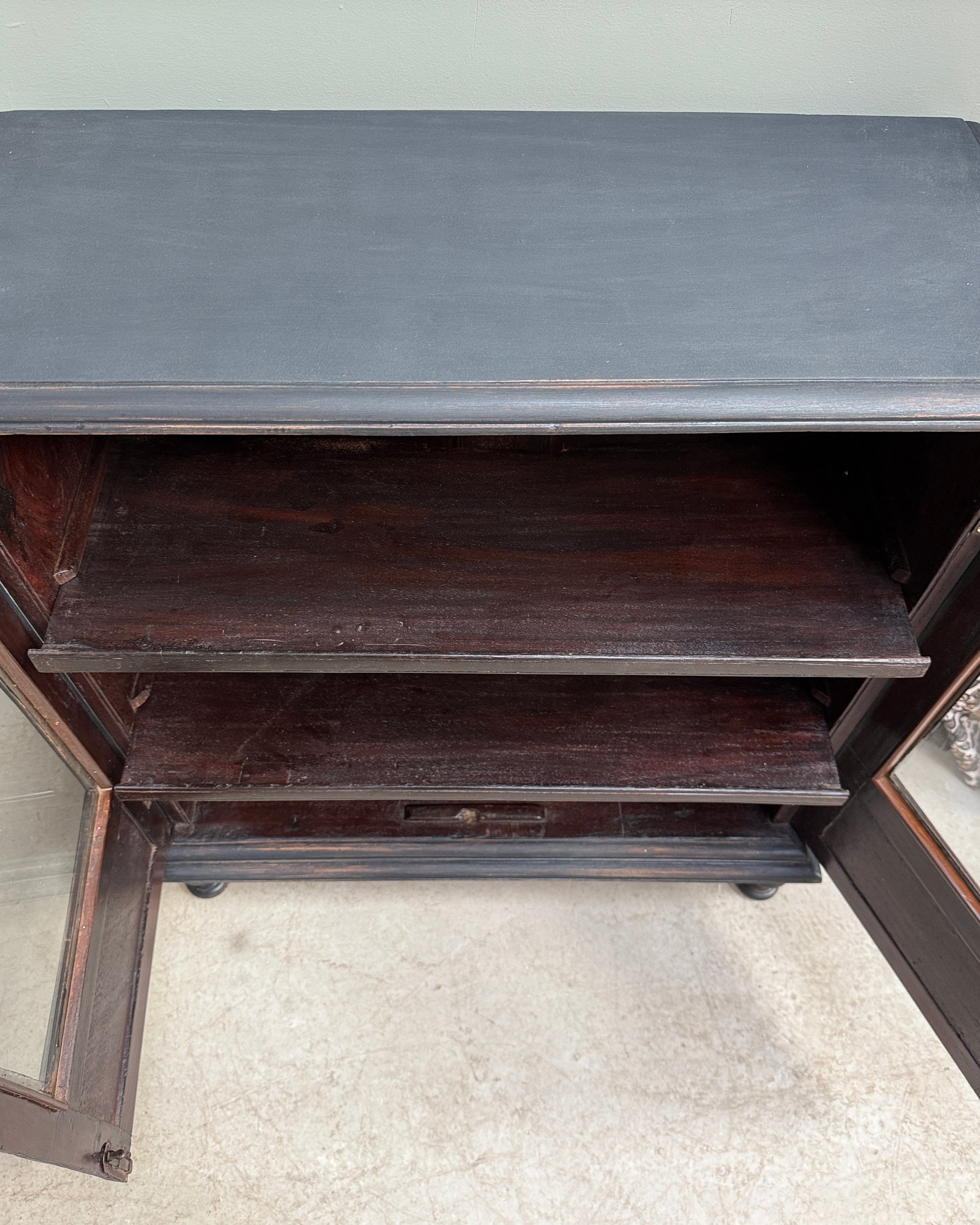 Vitrine ancienne style Louis Philippe patine noire