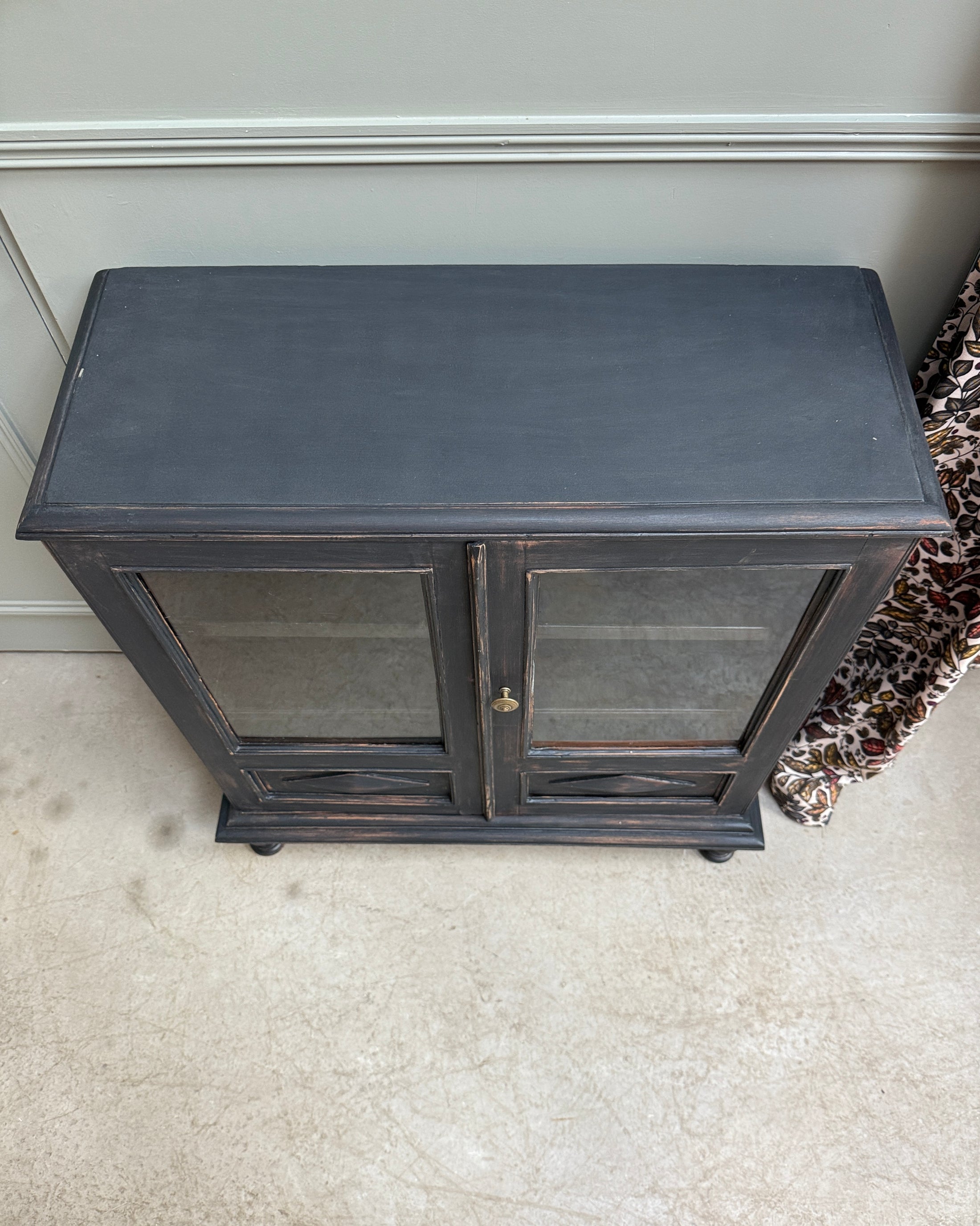 Vitrine ancienne style Louis Philippe patine noire