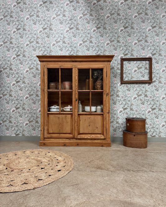 Vitrine campagne chic en pin